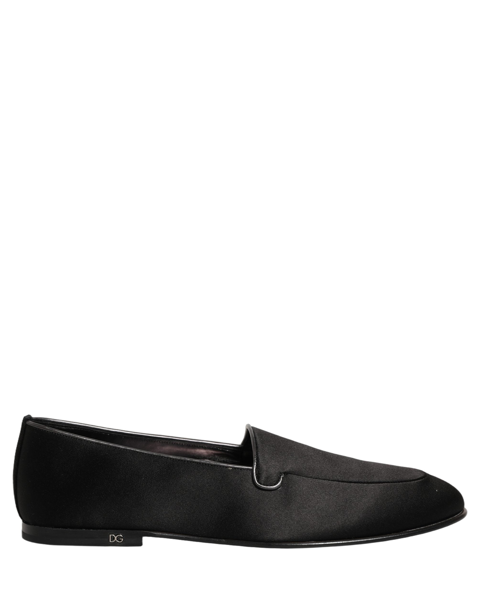 Chaussures mocassins Dolce & Gabbana en satin noir avec logo, semelle plate et design élégant pour femmes.