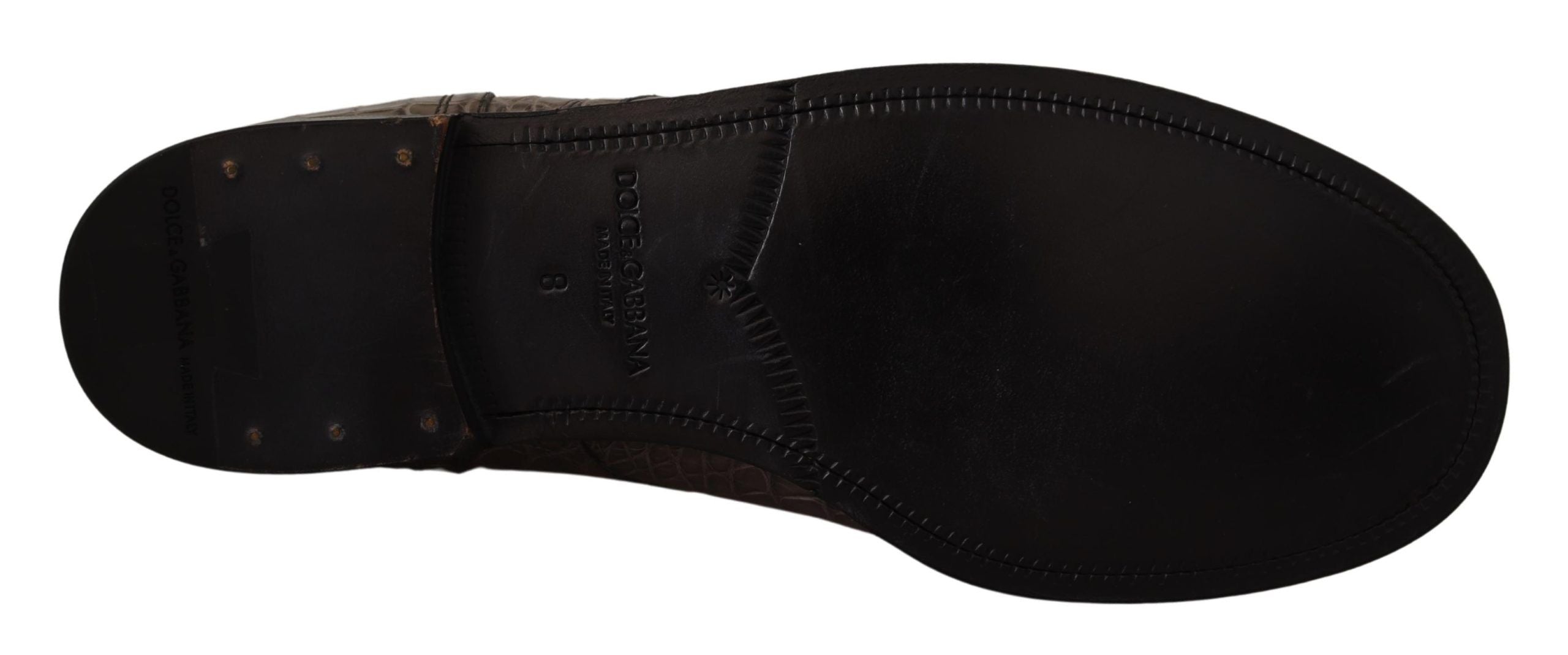 Bottes derby en cuir de crocodile gris Dolce & Gabbana, élégantes et sophistiquées, vues de face avec détails du cuir.