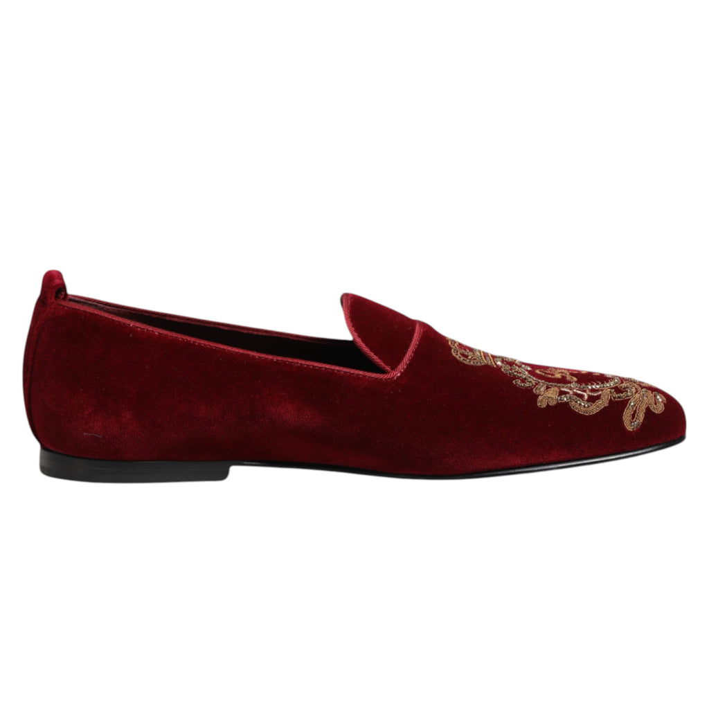 Chaussures loafers pour homme Dolce & Gabbana en velours rouge avec couronne en or, élégantes et sophistiquées.