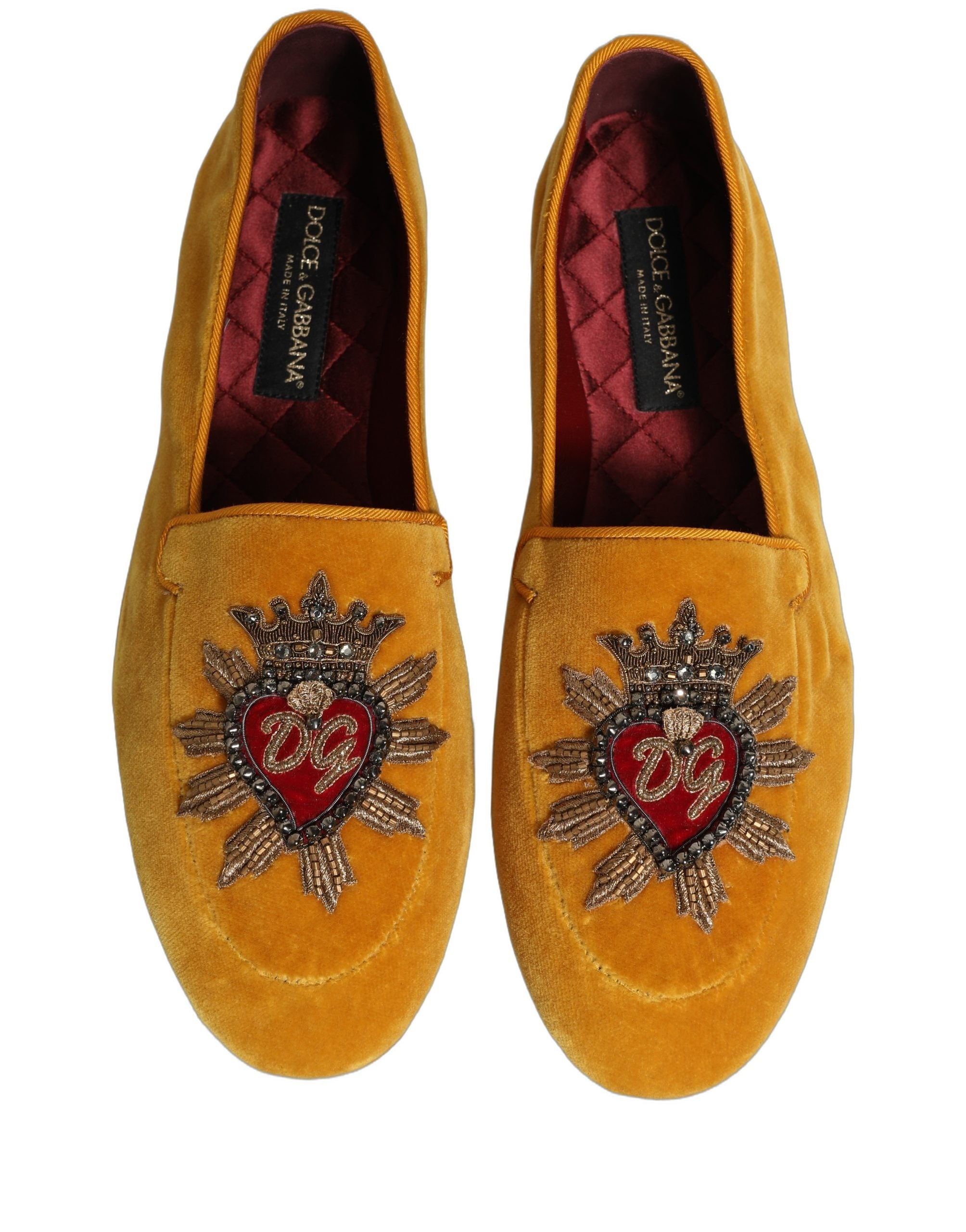 Chaussures Dolce & Gabbana en velours jaune avec cœur DG, loafers plates pour femmes, vue en gros plan.