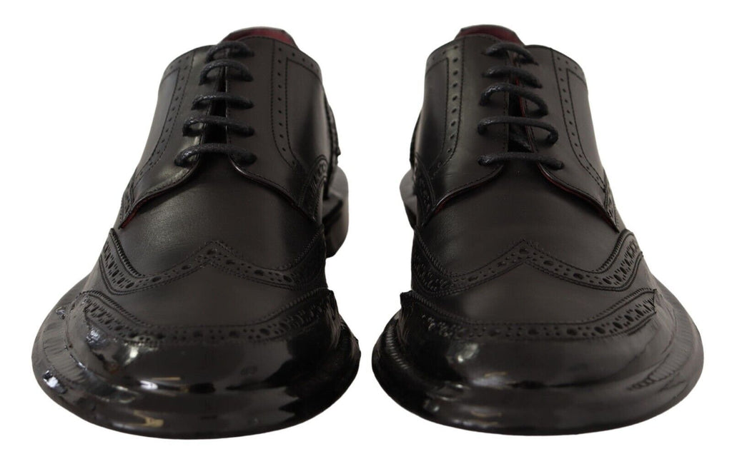 Chaussures derby en cuir noir Dolce & Gabbana, style wingtip formel pour hommes, vue de profil sur fond blanc.