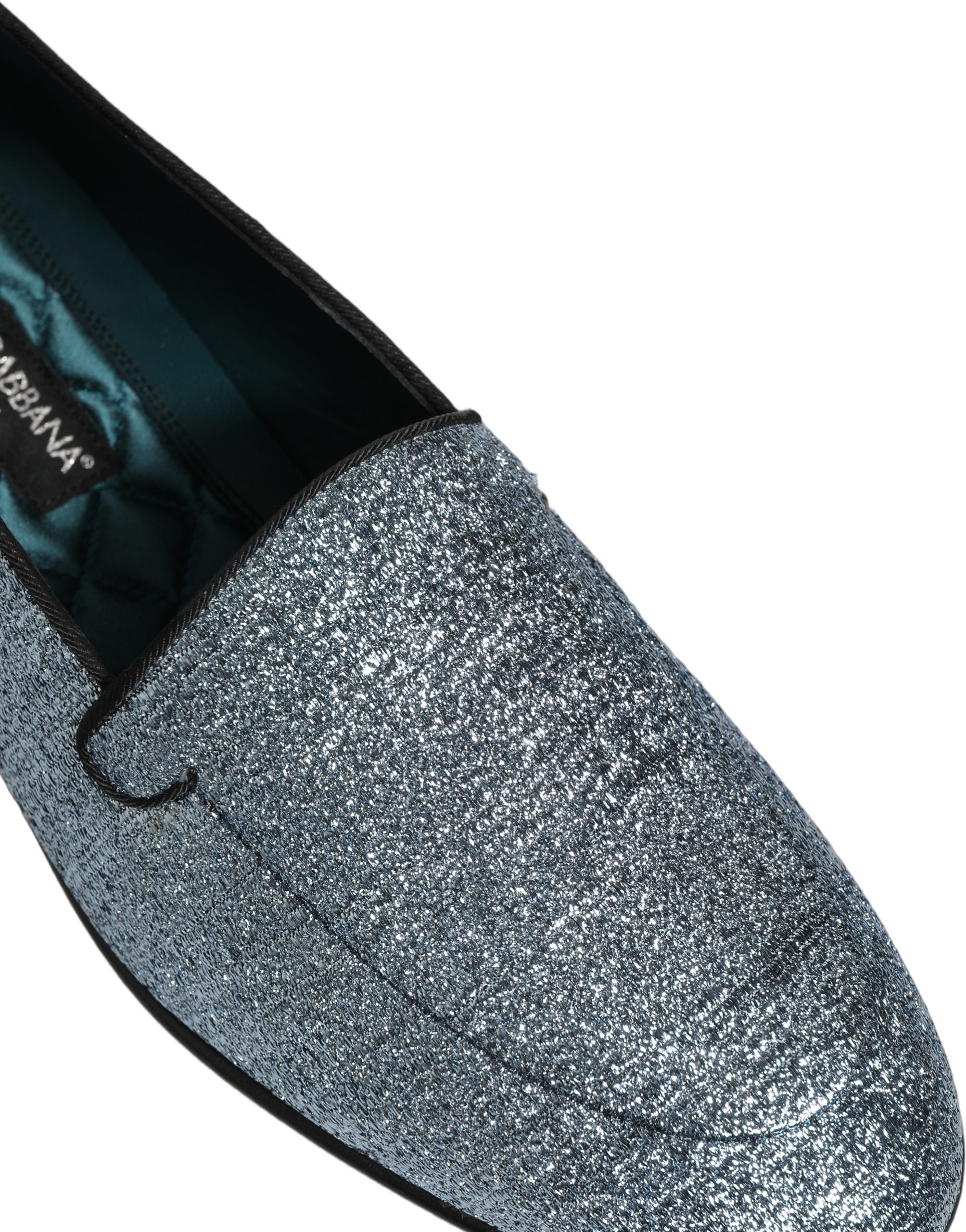 Chaussures Dolce & Gabbana, loafers en satin bleu glitter avec logo DG, élégantes et brillantes, visibles de face.
