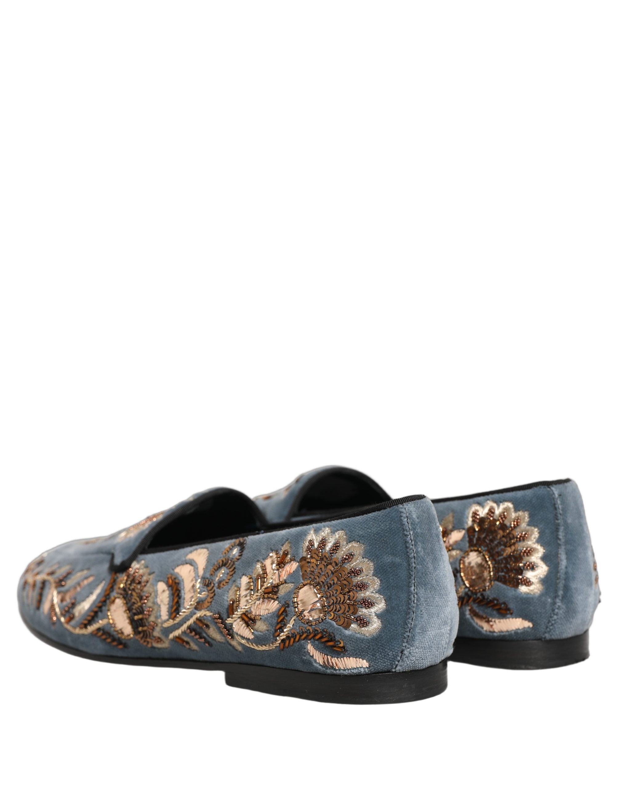 Chaussures loafers Dolce & Gabbana en velours bleu ornées de détails brillants, élégantes et sophistiquées pour femmes.