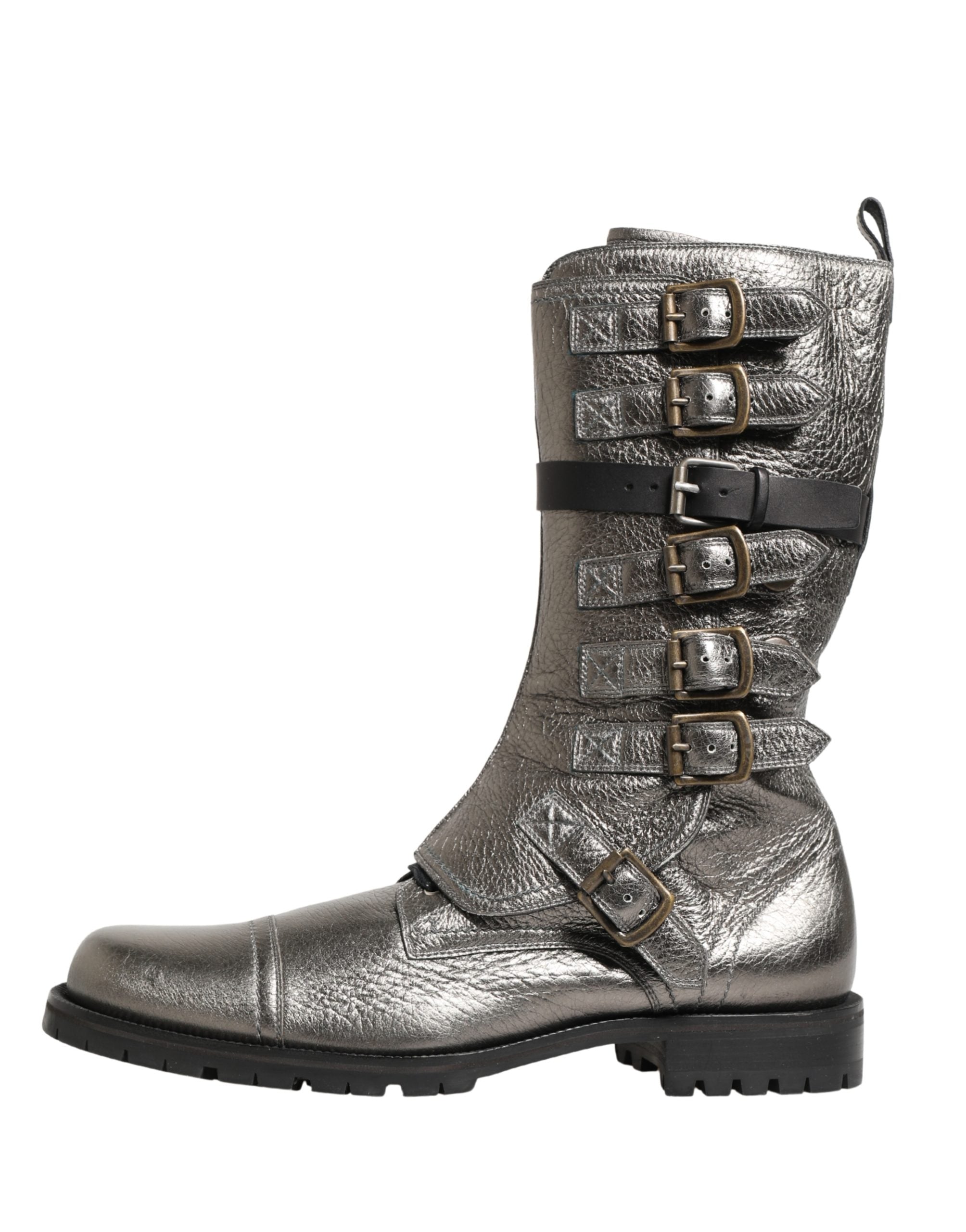 Bottes de combat mi-mollet en métal argenté de Dolce & Gabbana, style biker avec finition brillante et détails métalliques.
