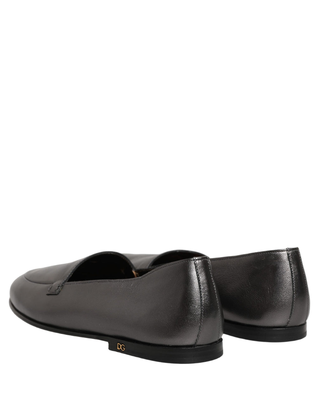 Chaussures mocassins Dolce & Gabbana en cuir argenté avec logo DG, style slip-on et finition élégante.