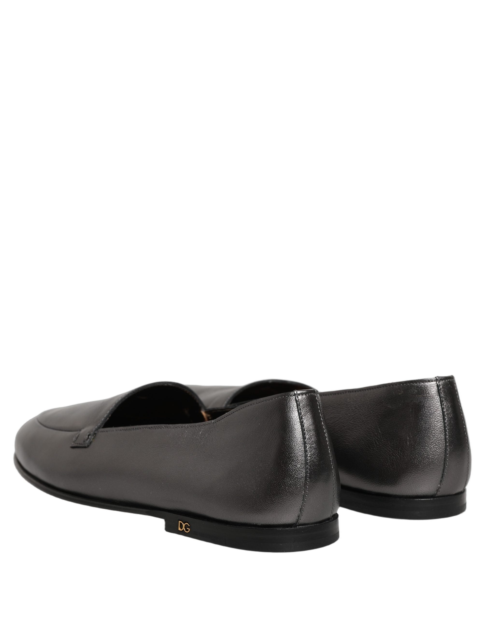 Chaussures mocassins Dolce & Gabbana en cuir argenté avec logo DG, style slip-on et finition élégante.