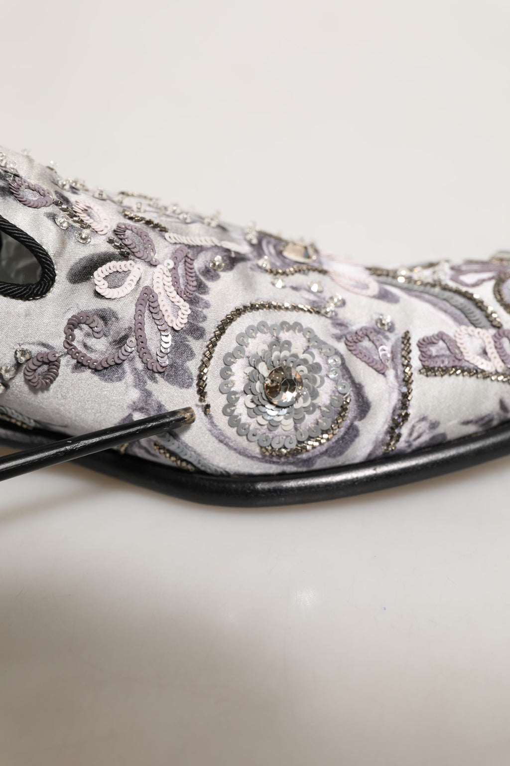 Chaussures mocassins Dolce & Gabbana blanches à sequins pour occasion formelle, style slip-on élégante et sophistiquée.