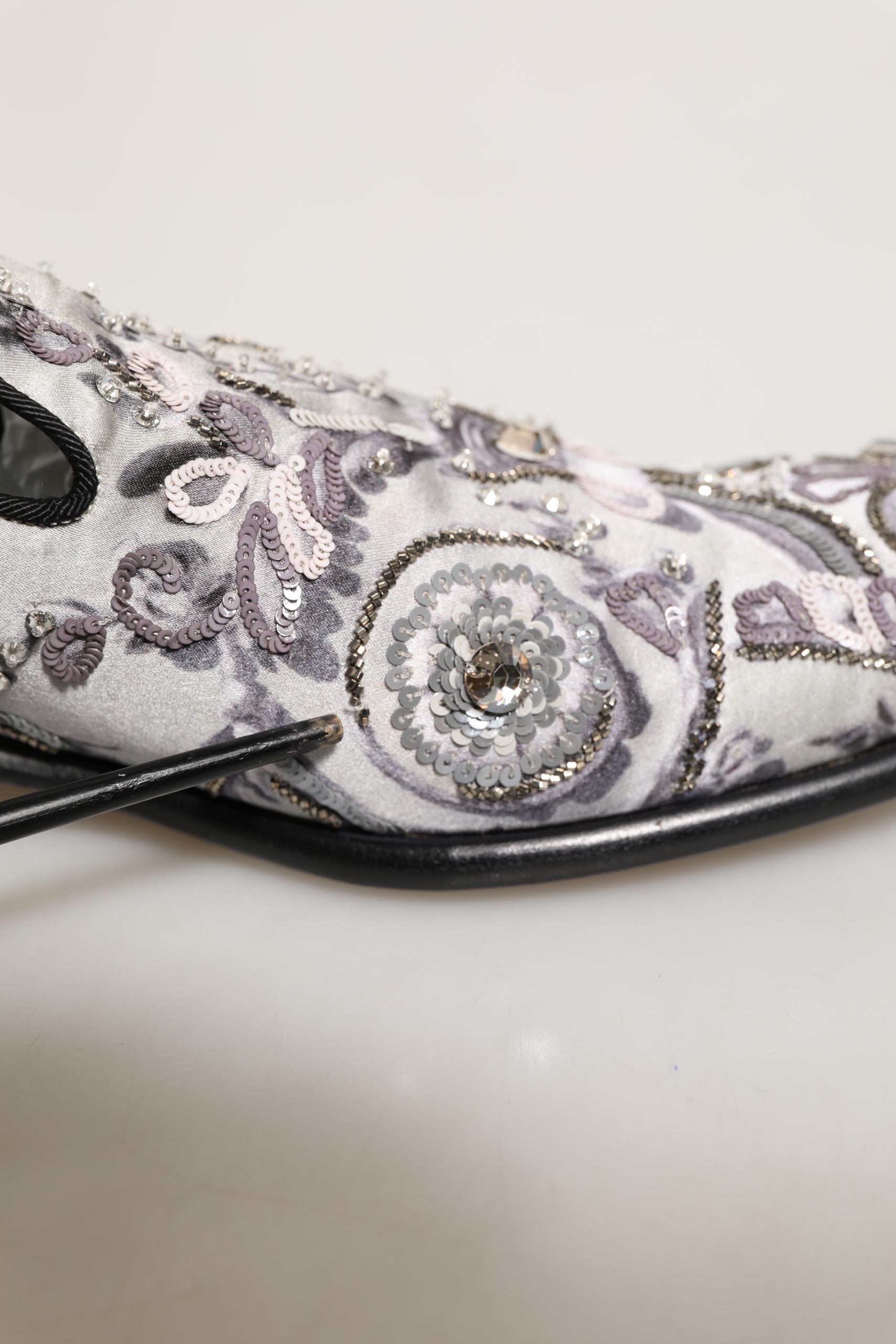 Chaussures mocassins Dolce & Gabbana blanches à sequins pour occasion formelle, style slip-on élégante et sophistiquée.