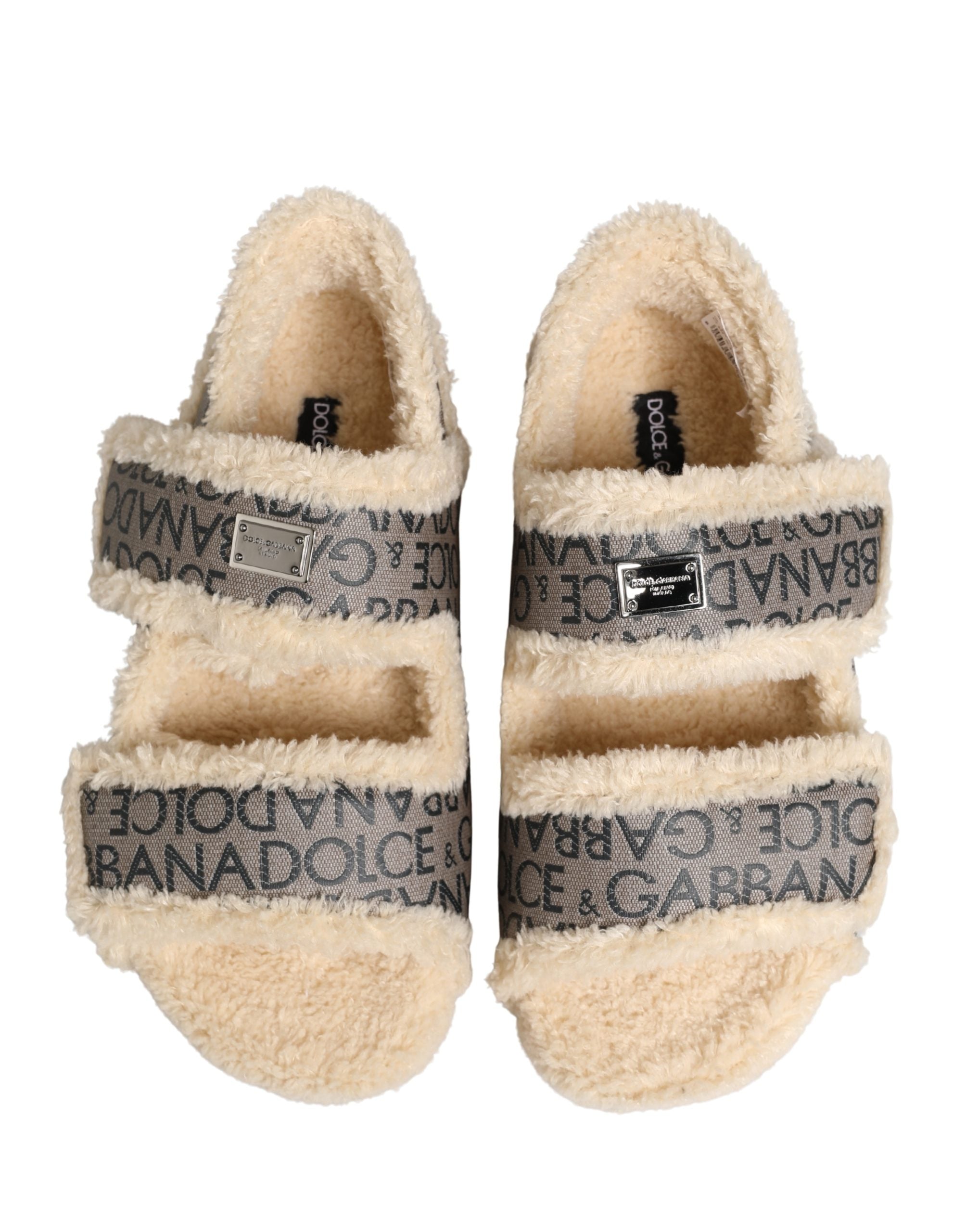 Sandales plates Dolce & Gabbana en fausse fourrure beige avec logo imprimé, confortables et élégantes, vues de dessus.