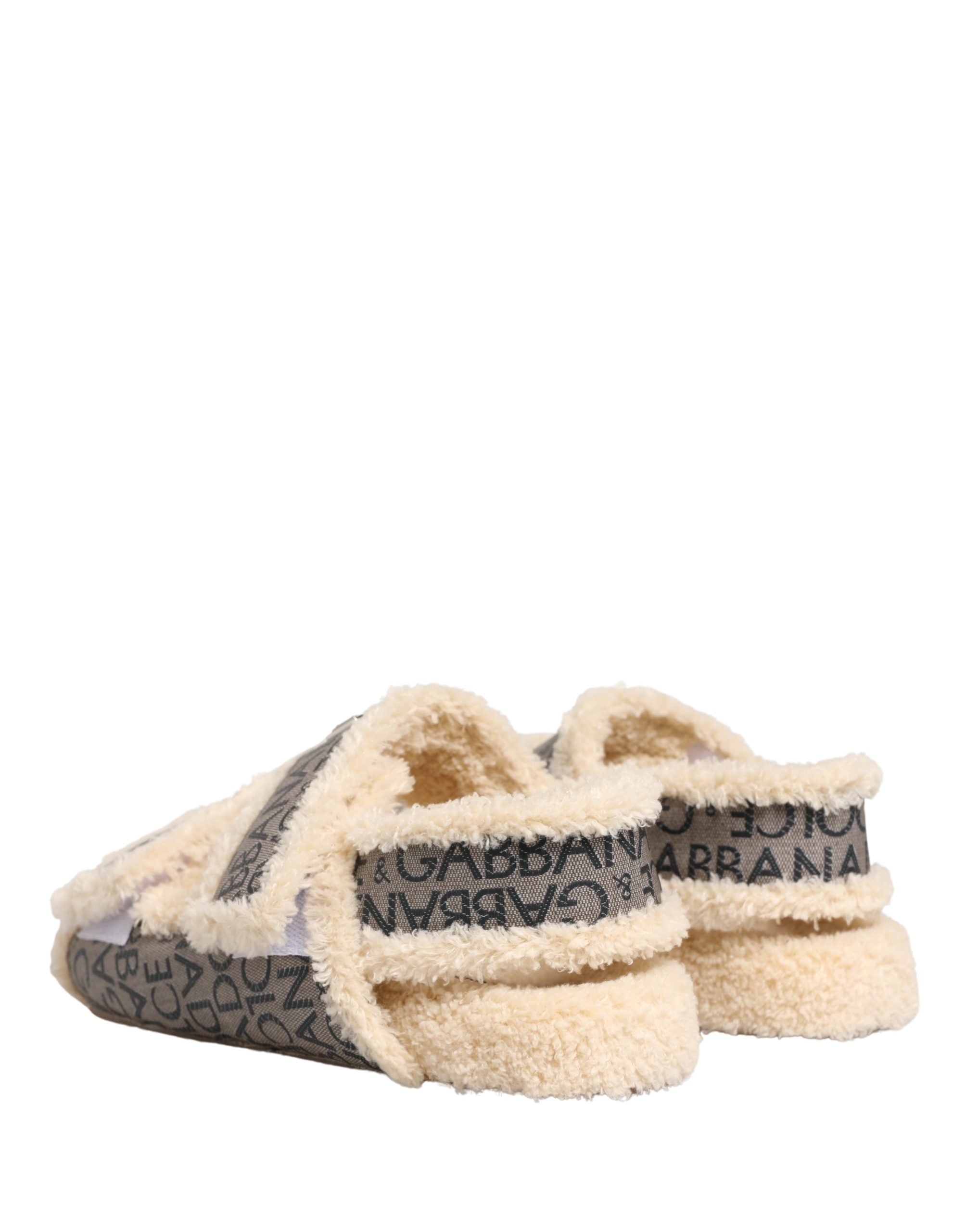 Sandales plates Dolce & Gabbana en fausse fourrure beige avec logo imprimé, chaussures élégantes et confortables.