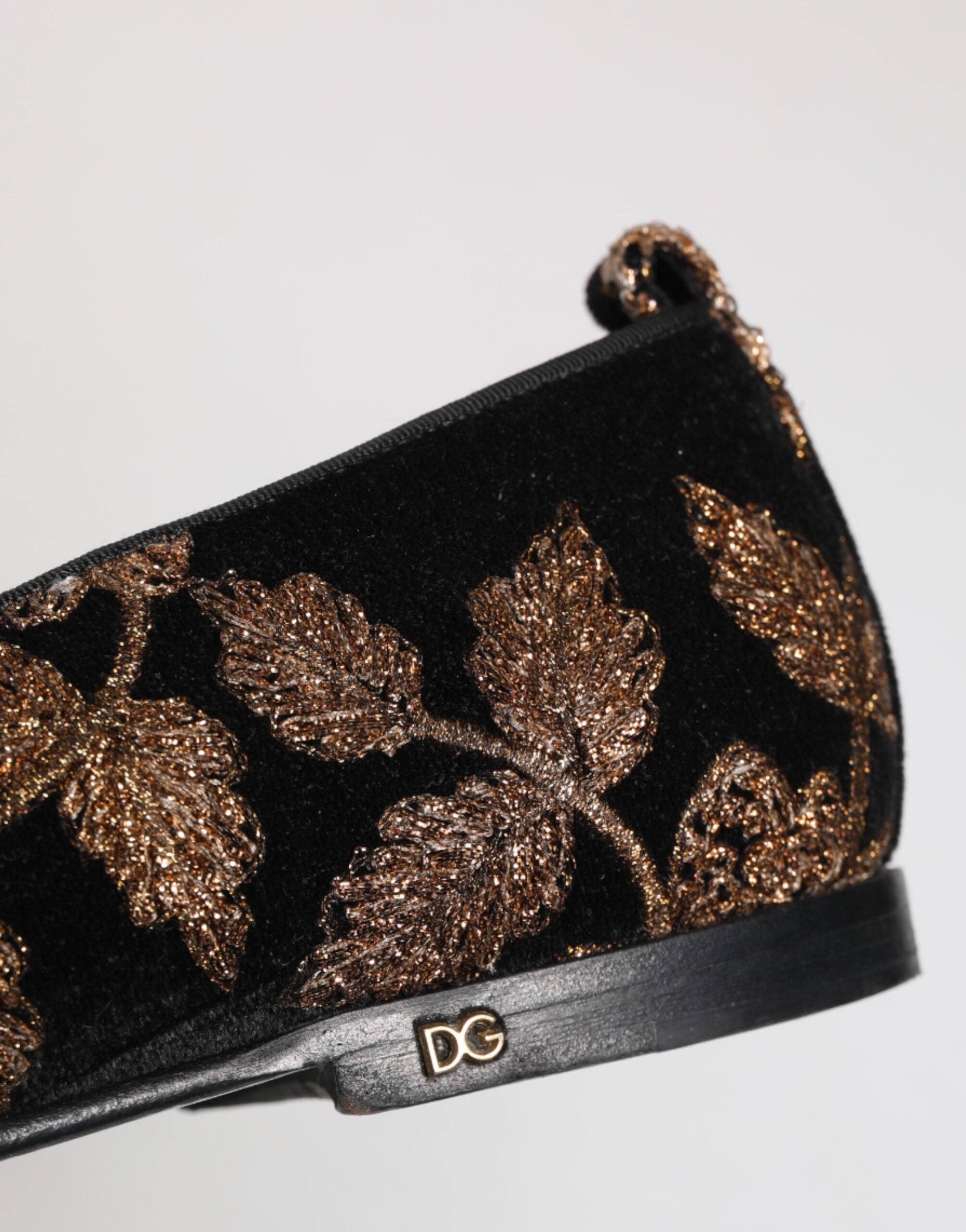 Chaussures mocassins hommes Dolce & Gabbana noires avec broderie florale élégante et détails sophistiqués.