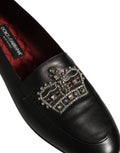 Chaussures loafers en cuir noir Dolce & Gabbana avec couronne ornée de bijoux, élégantes et sophistiquées.