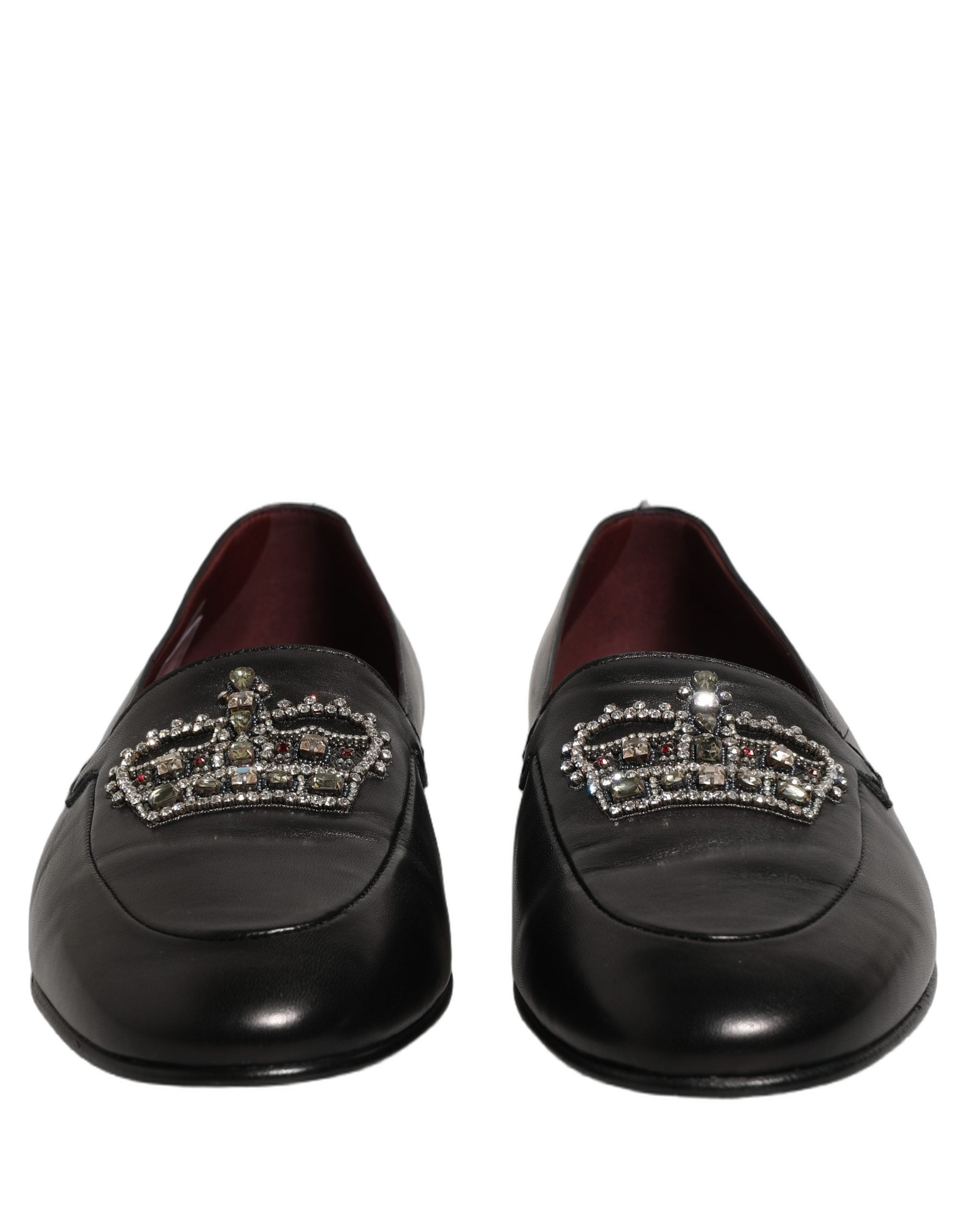 Chaussures loafers en cuir noir Dolce & Gabbana avec couronne ornementale élégante et détails sophistiqués.