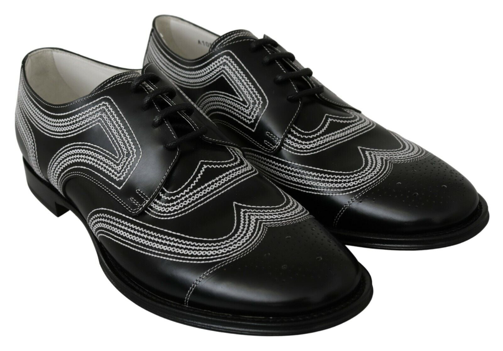 Chaussures Derby en cuir noir Dolce & Gabbana avec lacets blancs pour occasion formelle, vue de face.