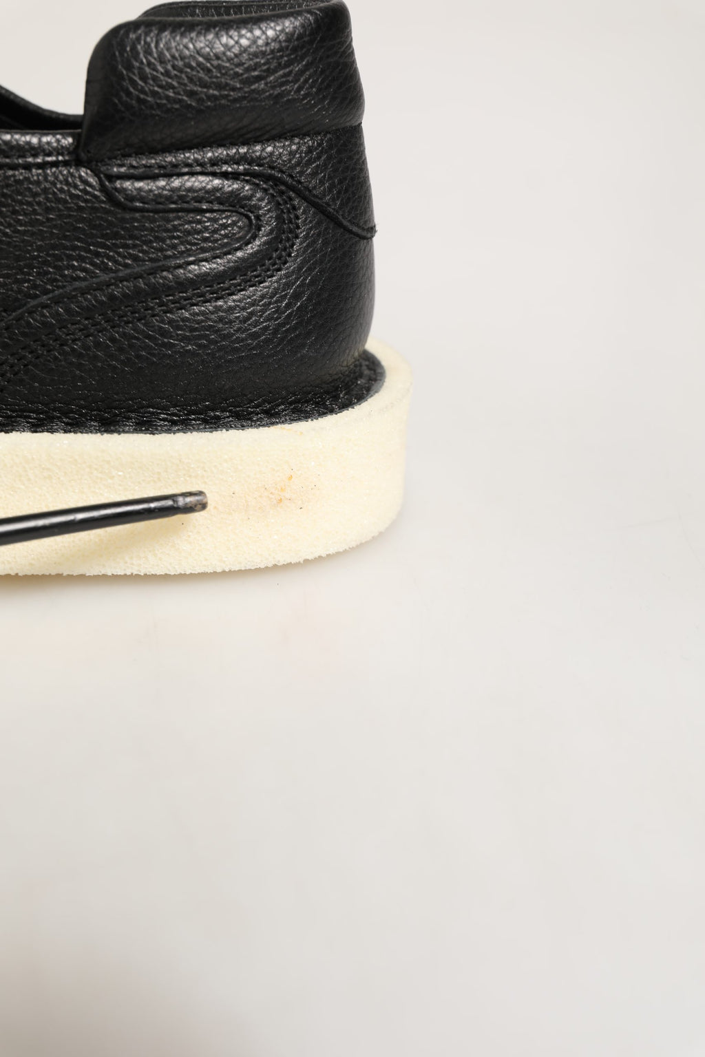 Chaussures sneakers basses Dolce & Gabbana en cuir noir avec lacets, style décontracté et élégant, vues de face.