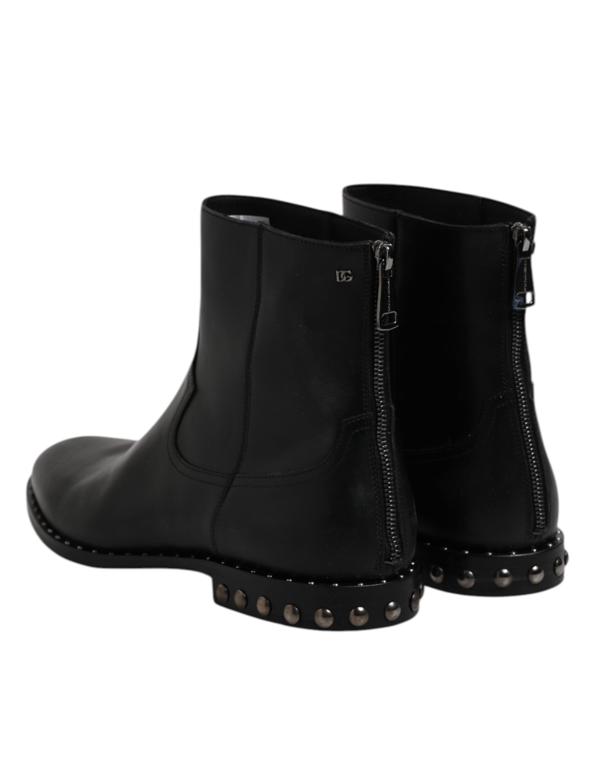 Bottes ankle en cuir noir Dolce & Gabbana avec logo, clous et design élégant, visible sur l'image.