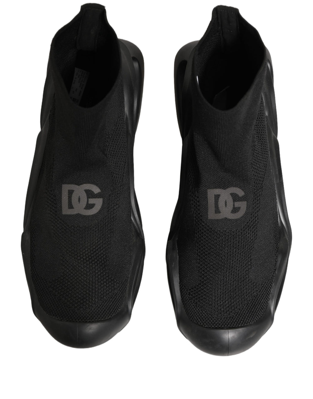 Chaussettes slip-on noires Dolce & Gabbana avec motif en vague, portées avec des baskets pour hommes.