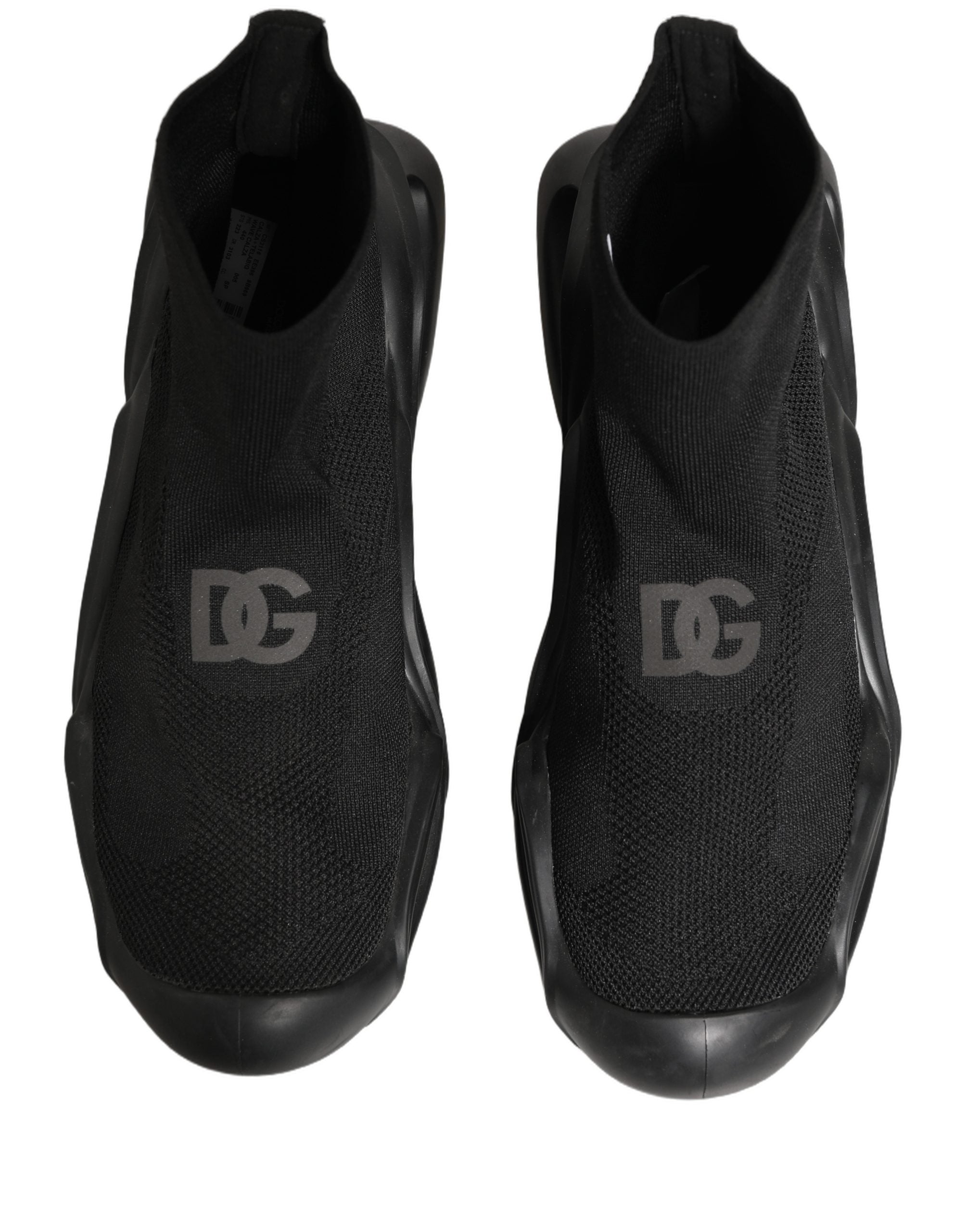 Chaussettes slip-on noires Dolce & Gabbana avec motif en vague, portées avec des baskets pour hommes.