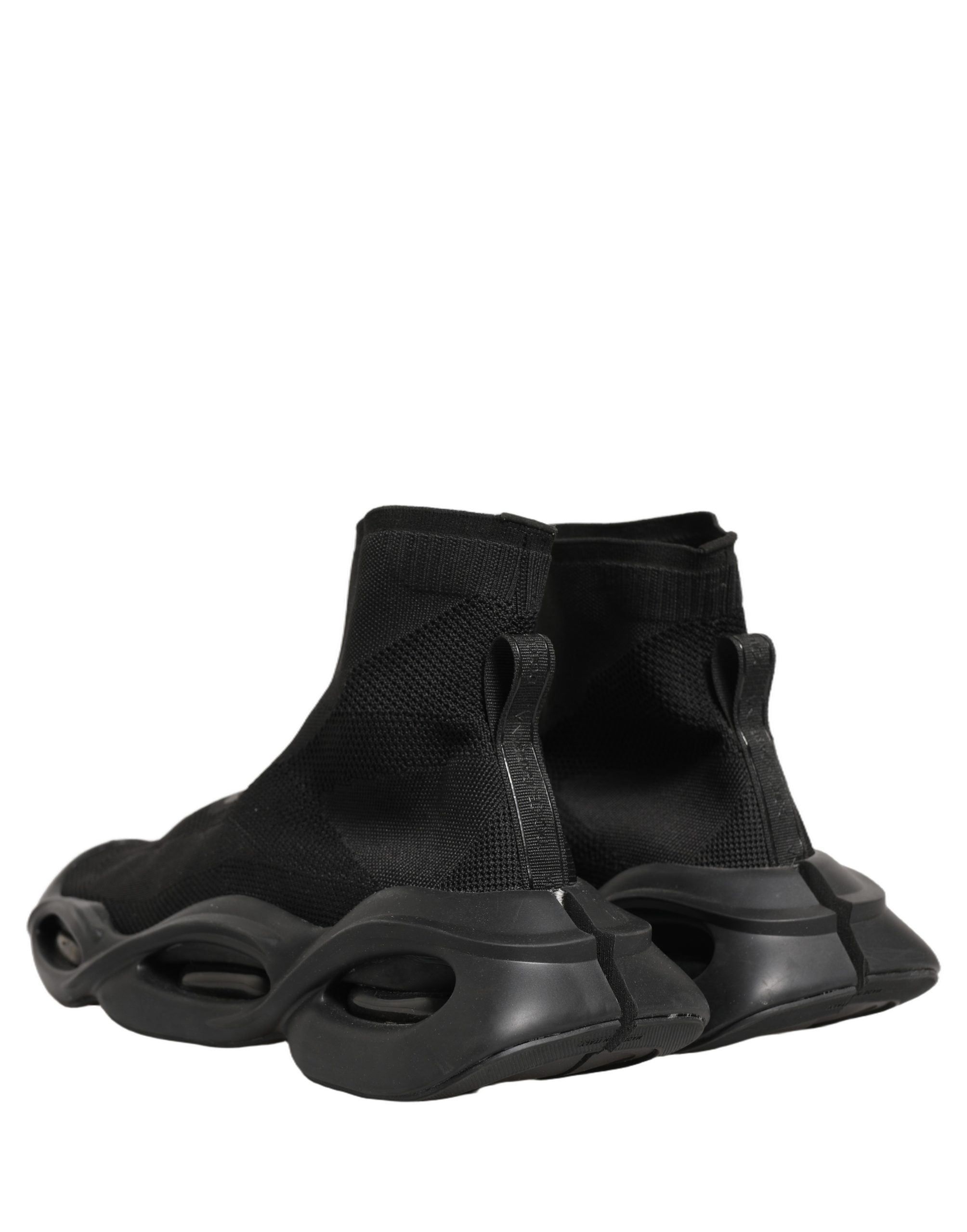 Chaussettes noires Dolce & Gabbana Slip On Wave pour hommes, portées avec sneakers, vue de face.