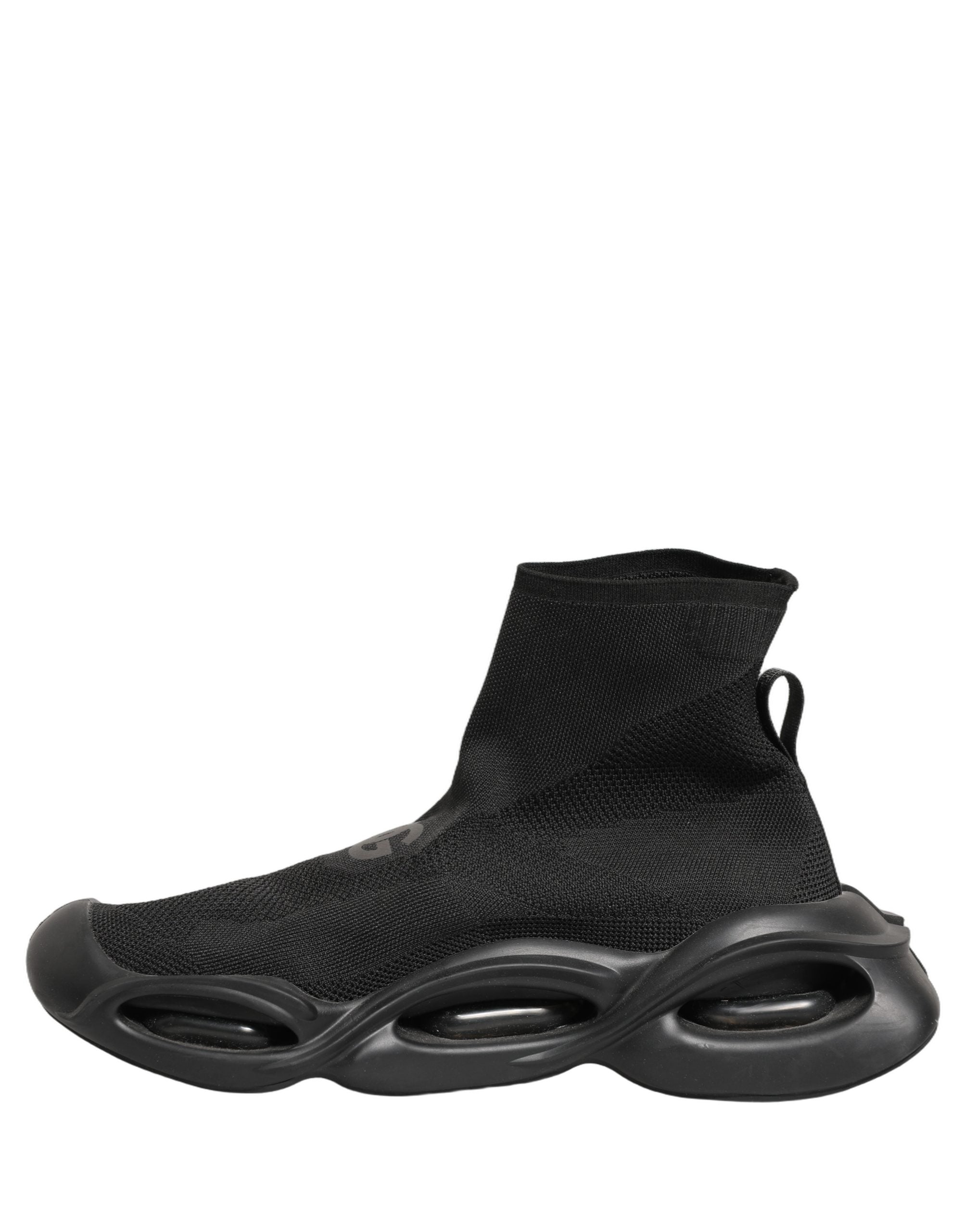 Chaussettes Slip On Wave noires Dolce & Gabbana portées avec des baskets pour hommes, vue de face.