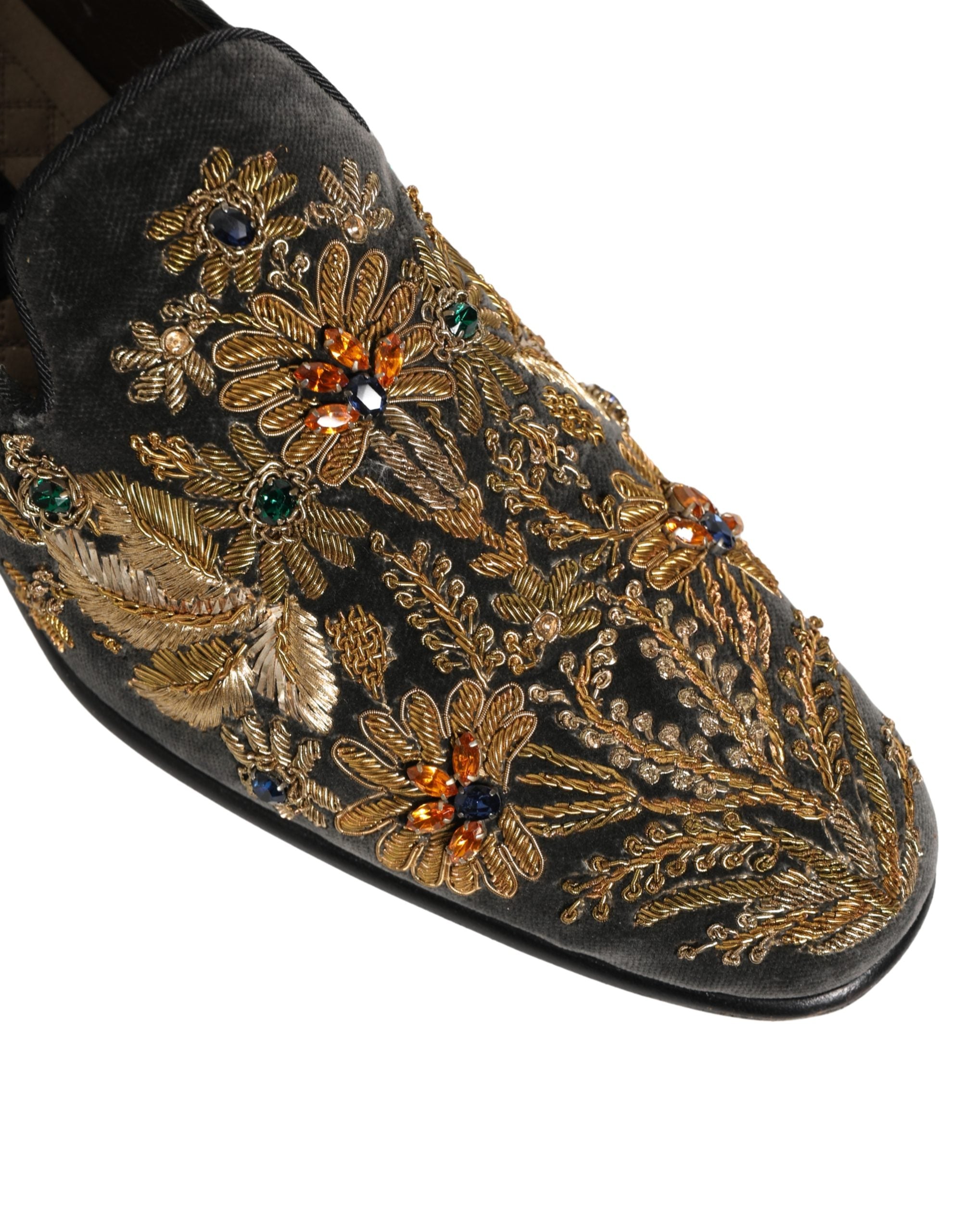 Chaussures loafers Dolce & Gabbana en velours noir avec embellissements, élégantes et sophistiquées.