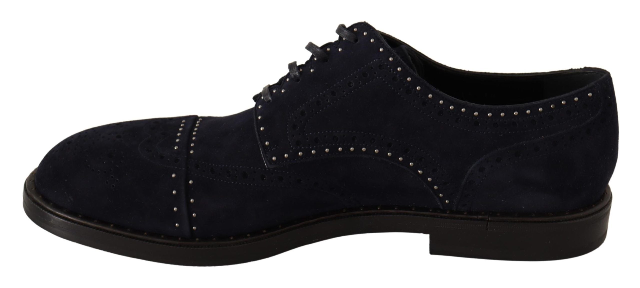 Chaussures Derby en cuir suede bleu Dolce & Gabbana, avec clous décoratifs, pour homme, vue de face.