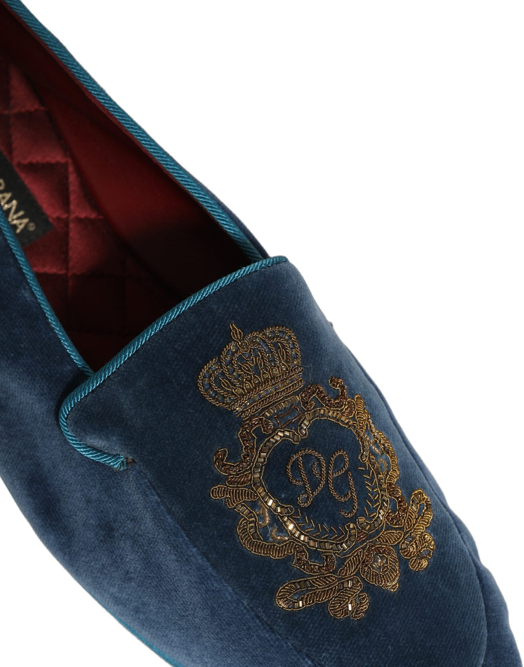 Chaussures loafers Dolce & Gabbana en velours bleu avec broderie de couronne élégante, détails sophistiqués et finition raffinée.