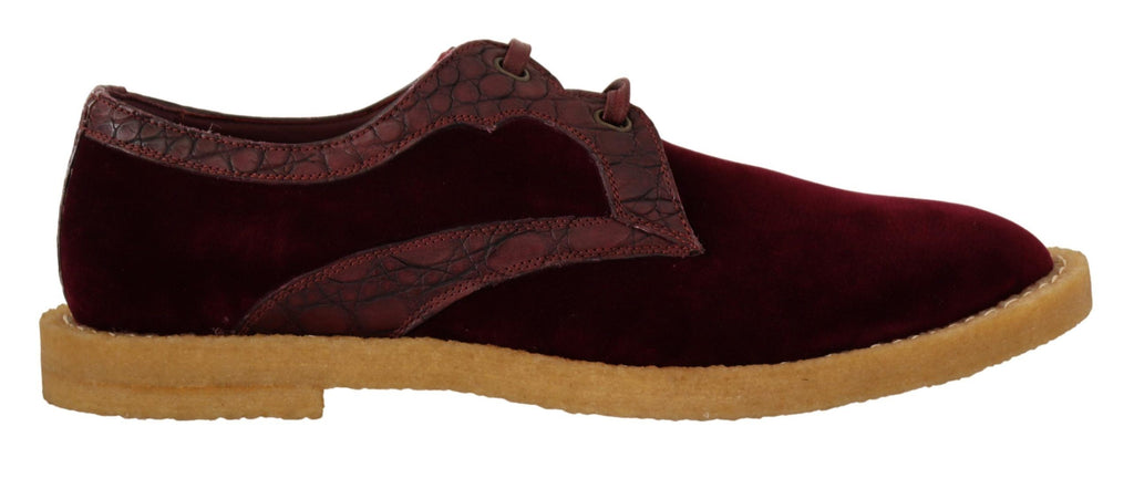 Chaussures en velours bordeaux Dolce & Gabbana avec détails en cuir exotique, élégantes et sophistiquées.