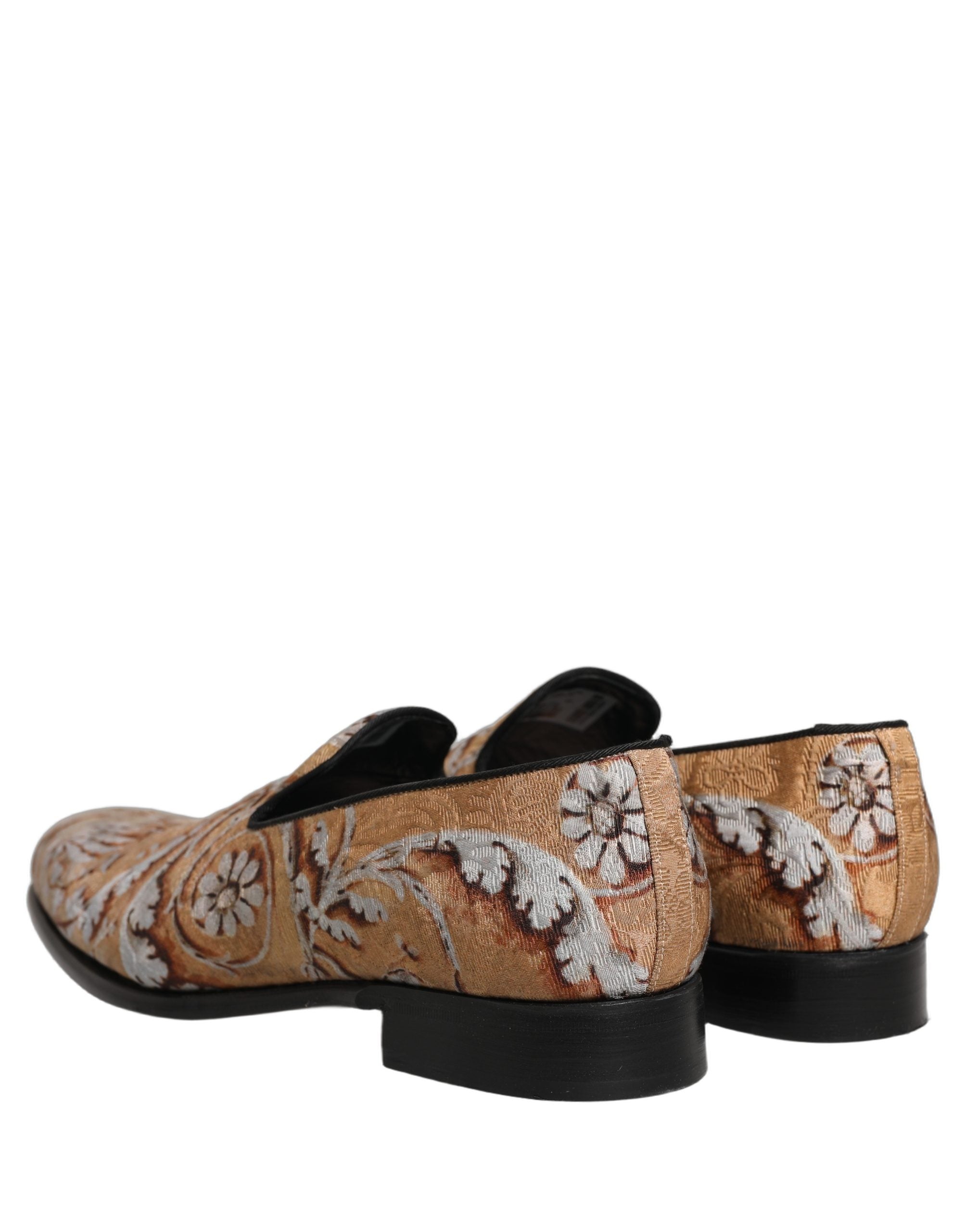 Chaussures mocassins pour homme Dolce & Gabbana en brocart doré baroque, détails élégants et finition sophistiquée.