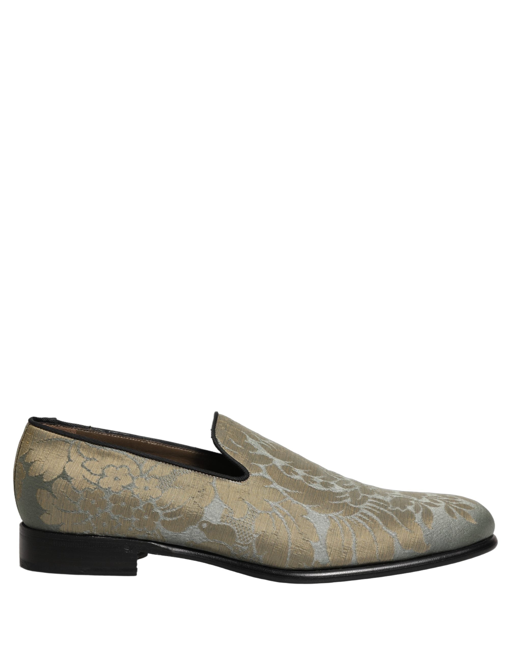 Chaussures loafers Dolce & Gabbana en jacquard floral doré, style slip-on avec détail élégant, visibles en image.