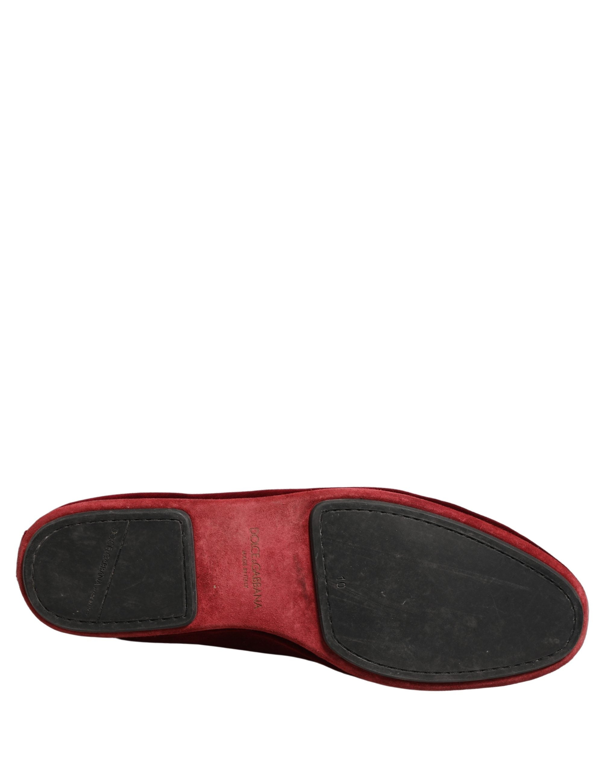Chaussures mocassins Dolce & Gabbana pour homme en velours bordeaux, chaussures plates slip-on élégantes et confortables.