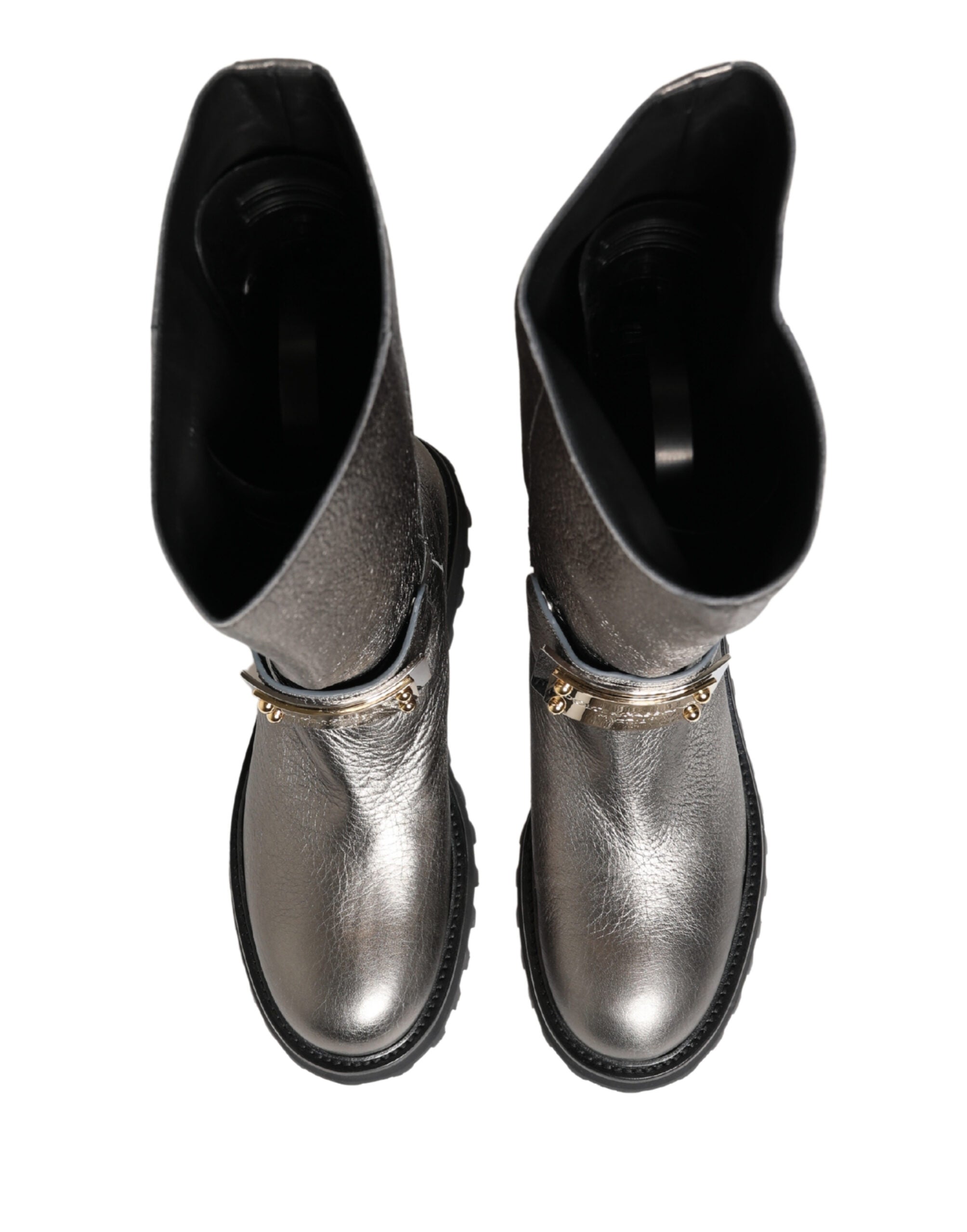 Bottes mi-mollet en cuir argenté métallique Dolce & Gabbana, chaussures élégantes avec finitions raffinées.