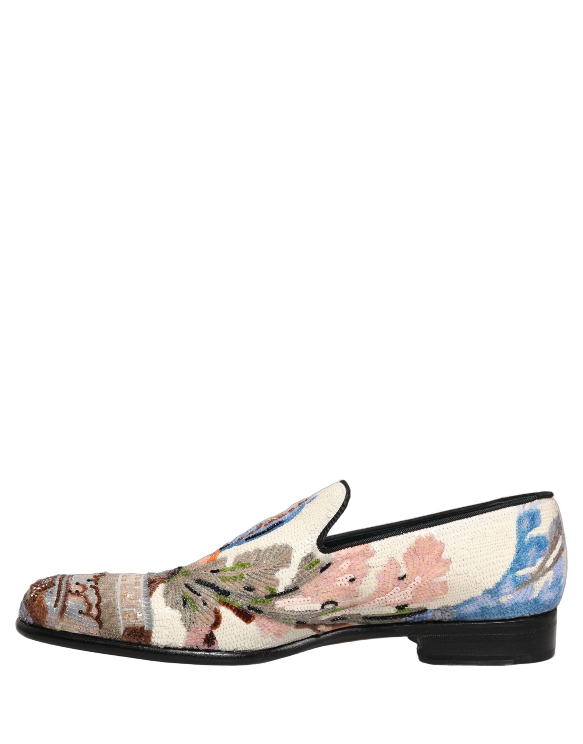 Chaussures mocassins Dolce & Gabbana à sequins multicolores et broderies, élégantes et tendance, vues en gros plan.