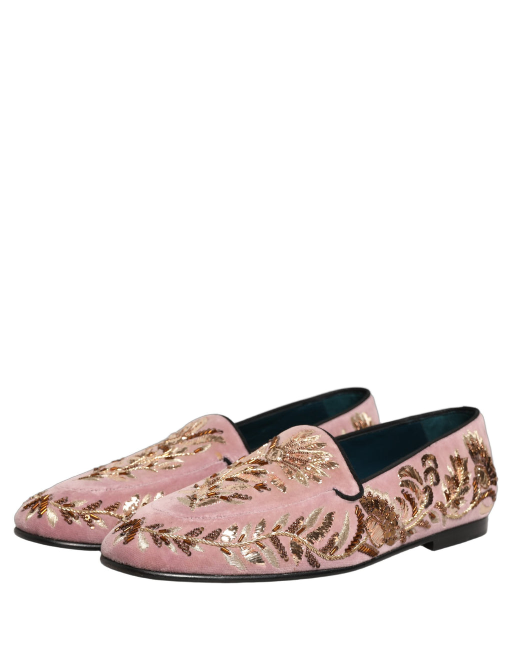 Chaussures loafers Dolce & Gabbana en velours rose avec broderie florale élégante, détails sophistiqués et finition raffinée.