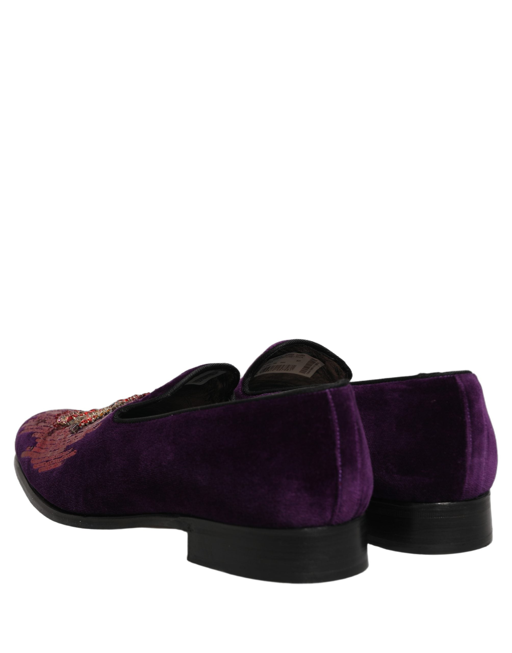 Chaussures mocassins Dolce & Gabbana Violet Velvet avec sequins et strass, élégantes et brillantes, visibles en gros plan.