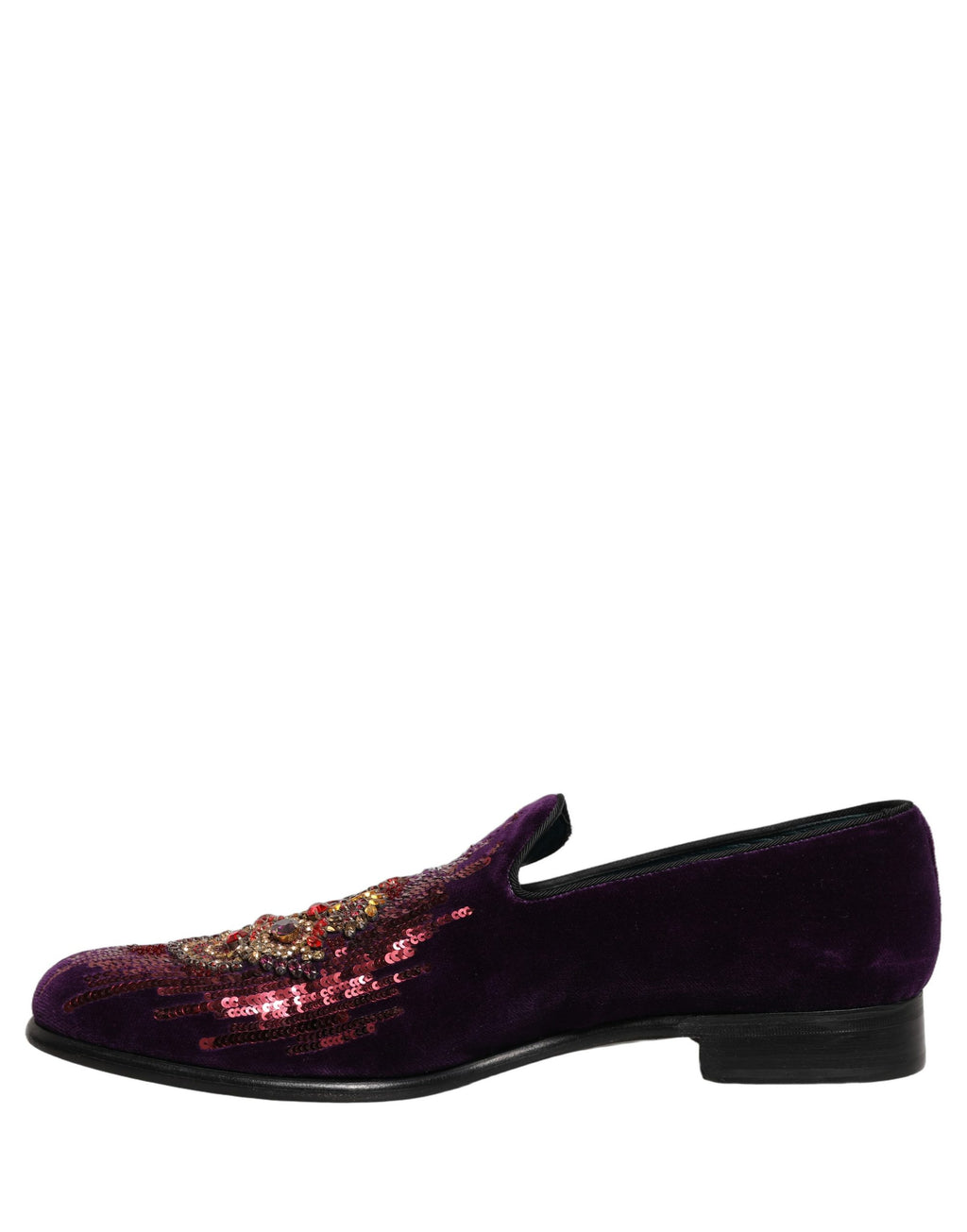Chaussures mocassins Dolce & Gabbana Violet Velvet avec strass et sequins, élégantes et brillantes, vue en gros plan.