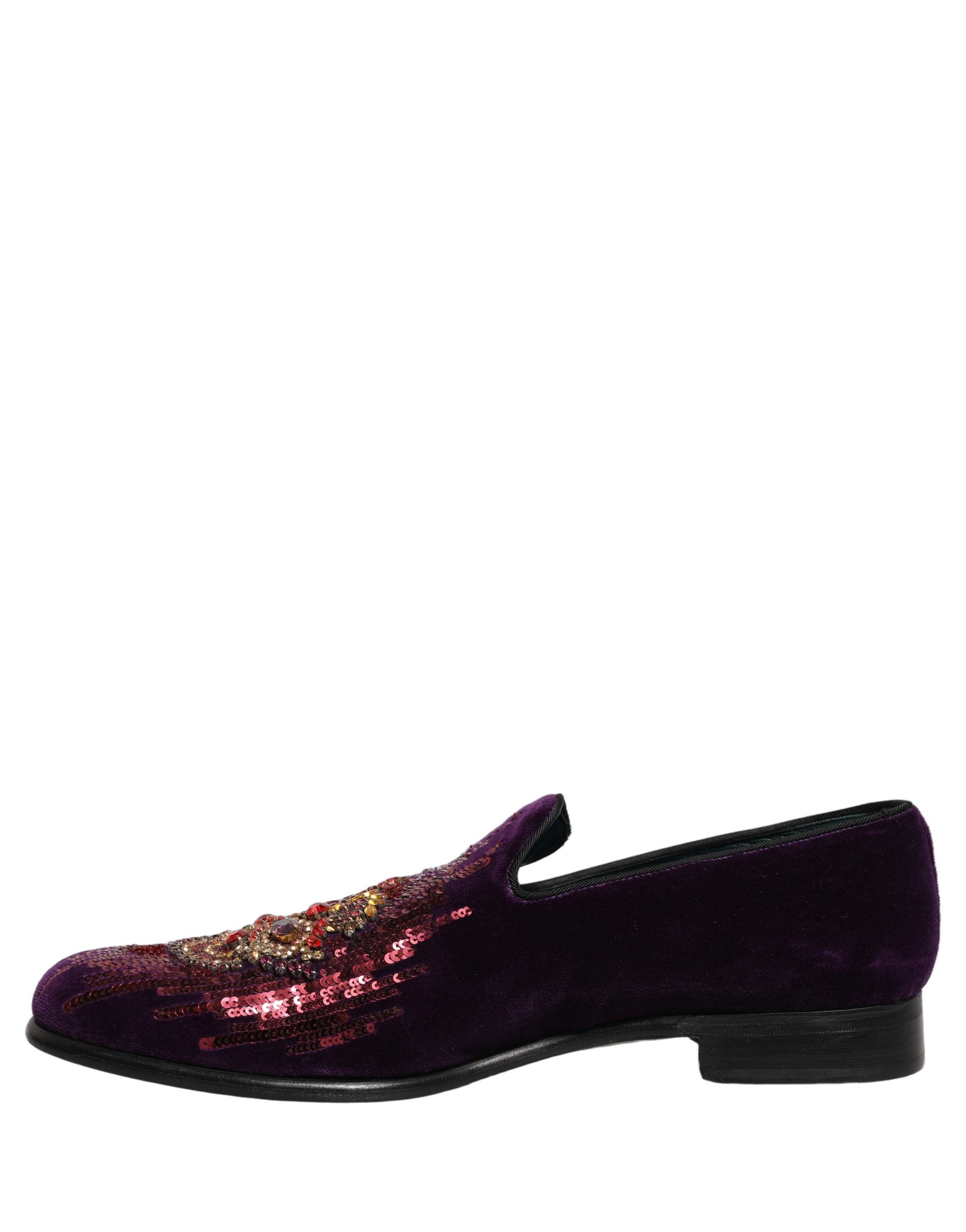 Chaussures mocassins Dolce & Gabbana Violet Velvet avec strass et sequins, élégantes et brillantes, vue en gros plan.