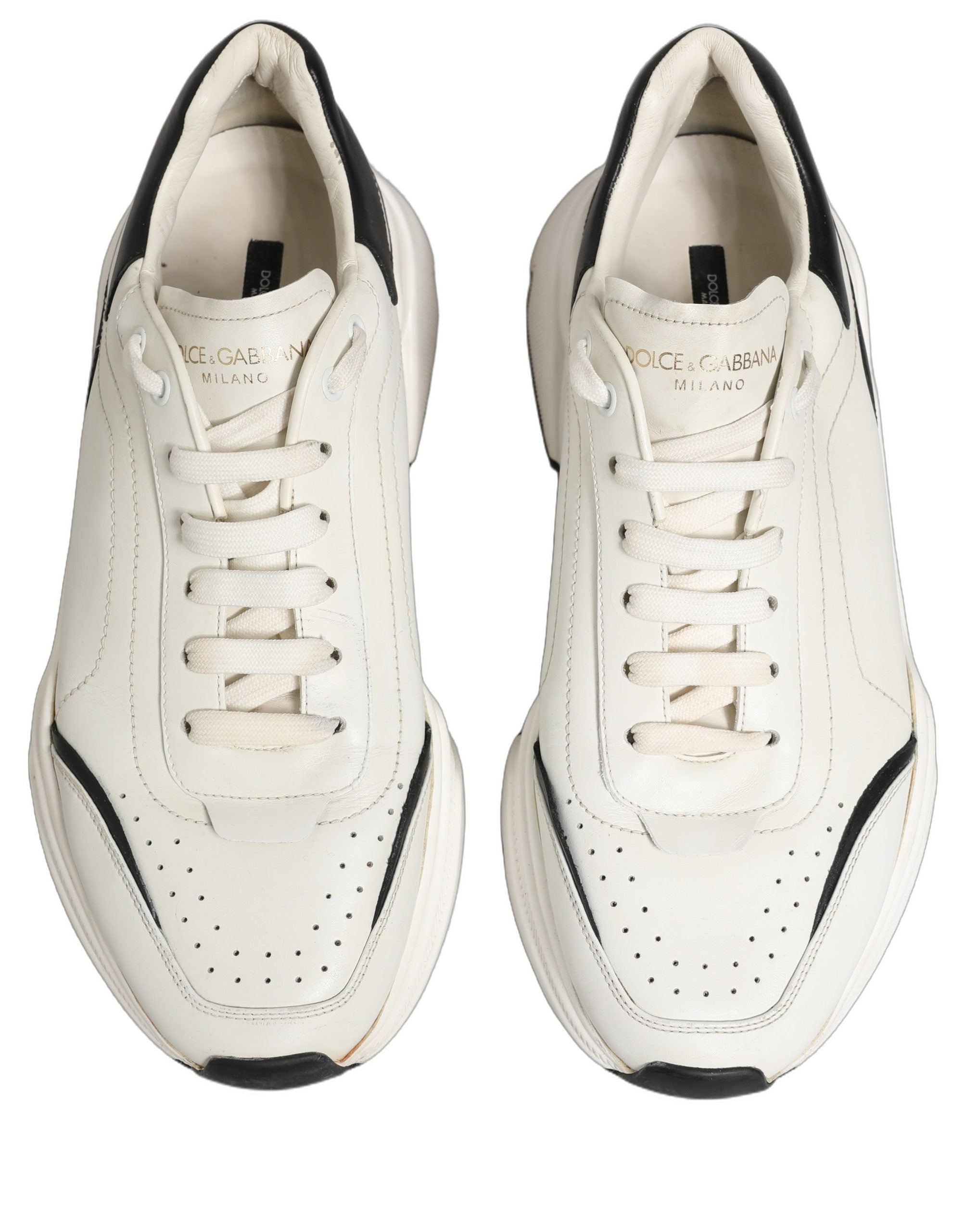 Chaussures sneakers basses Dolce & Gabbana Daymaster blanc et noir, vue de face, en cuir avec semelle blanche.