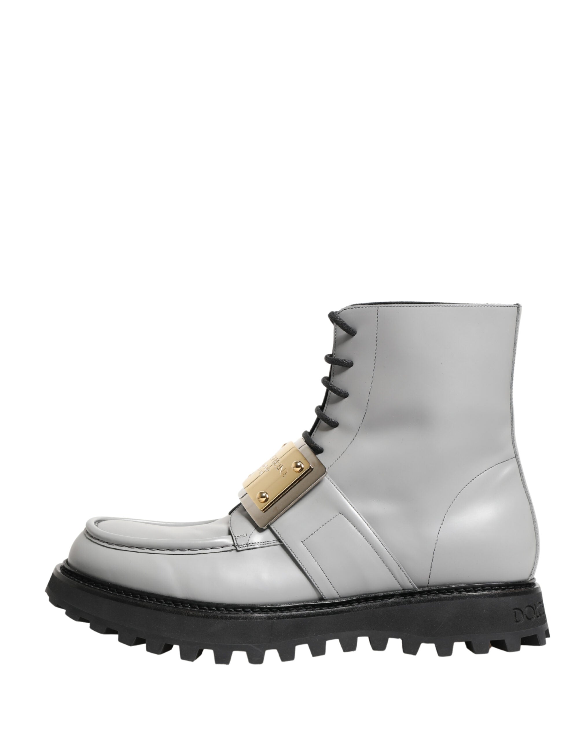 Bottines en cuir gris Dolce & Gabbana avec plaque logo à la cheville, style élégant et moderne.