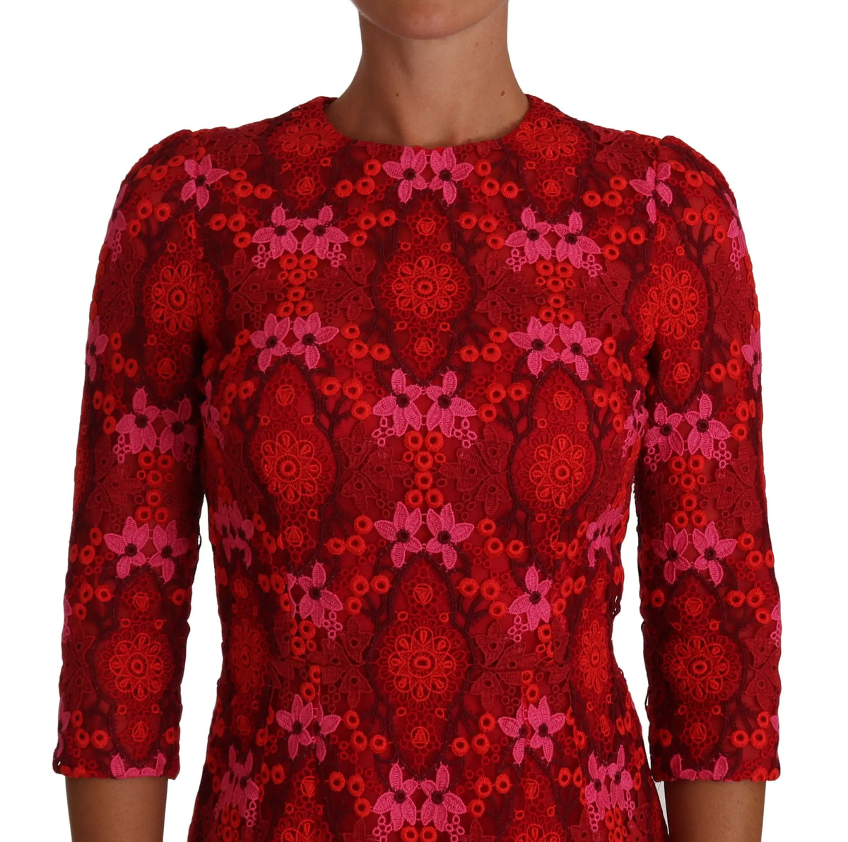 Robe fourreau rouge et rose en dentelle crochet floral de dolce & gabbana avec manches trois quarts