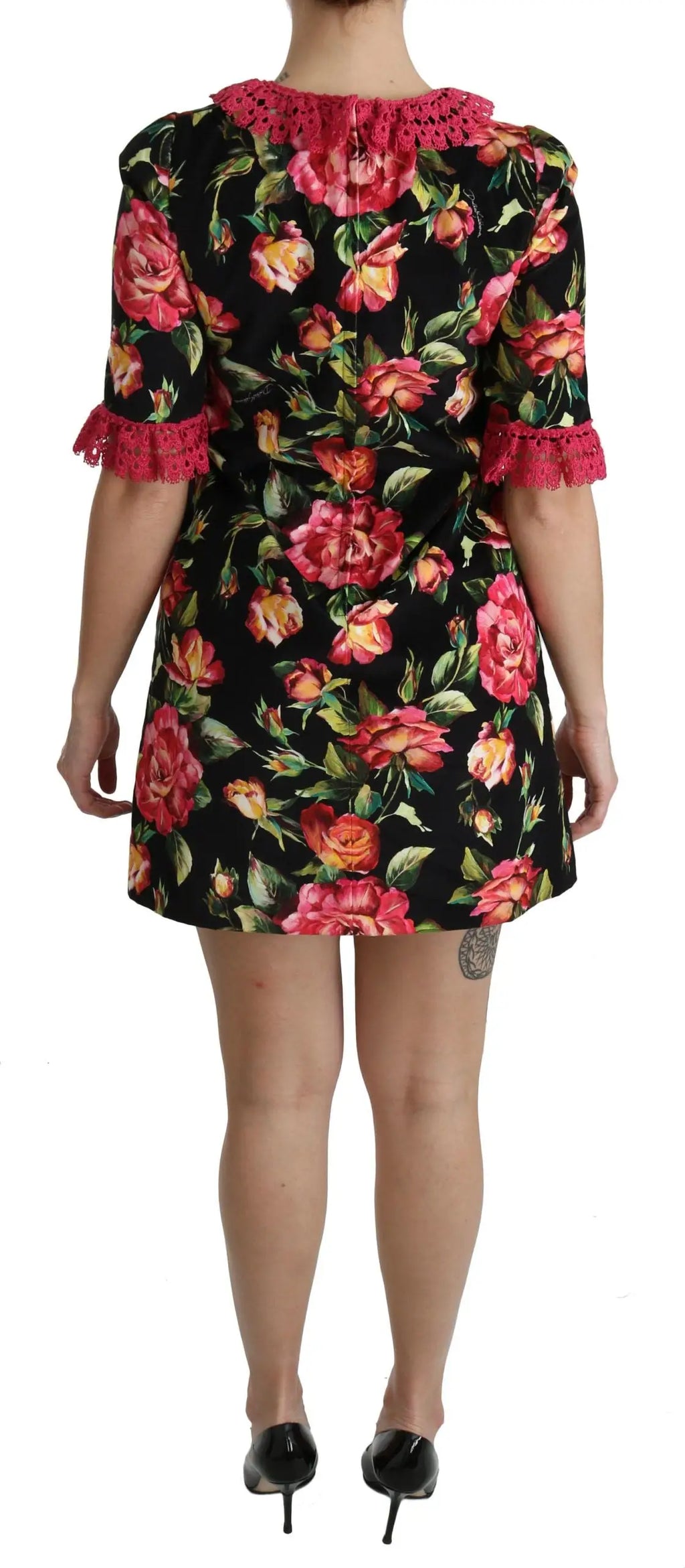 Robe noire dolce gabbana à fleurs roses et oranges avec bordure en dentelle au col et aux manches