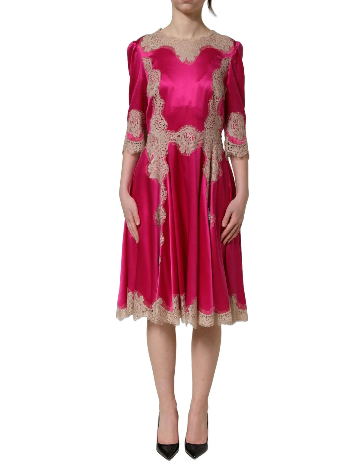 Robe midi fuchsia en satin avec détails en dentelle beige délicate de dolce & gabbana