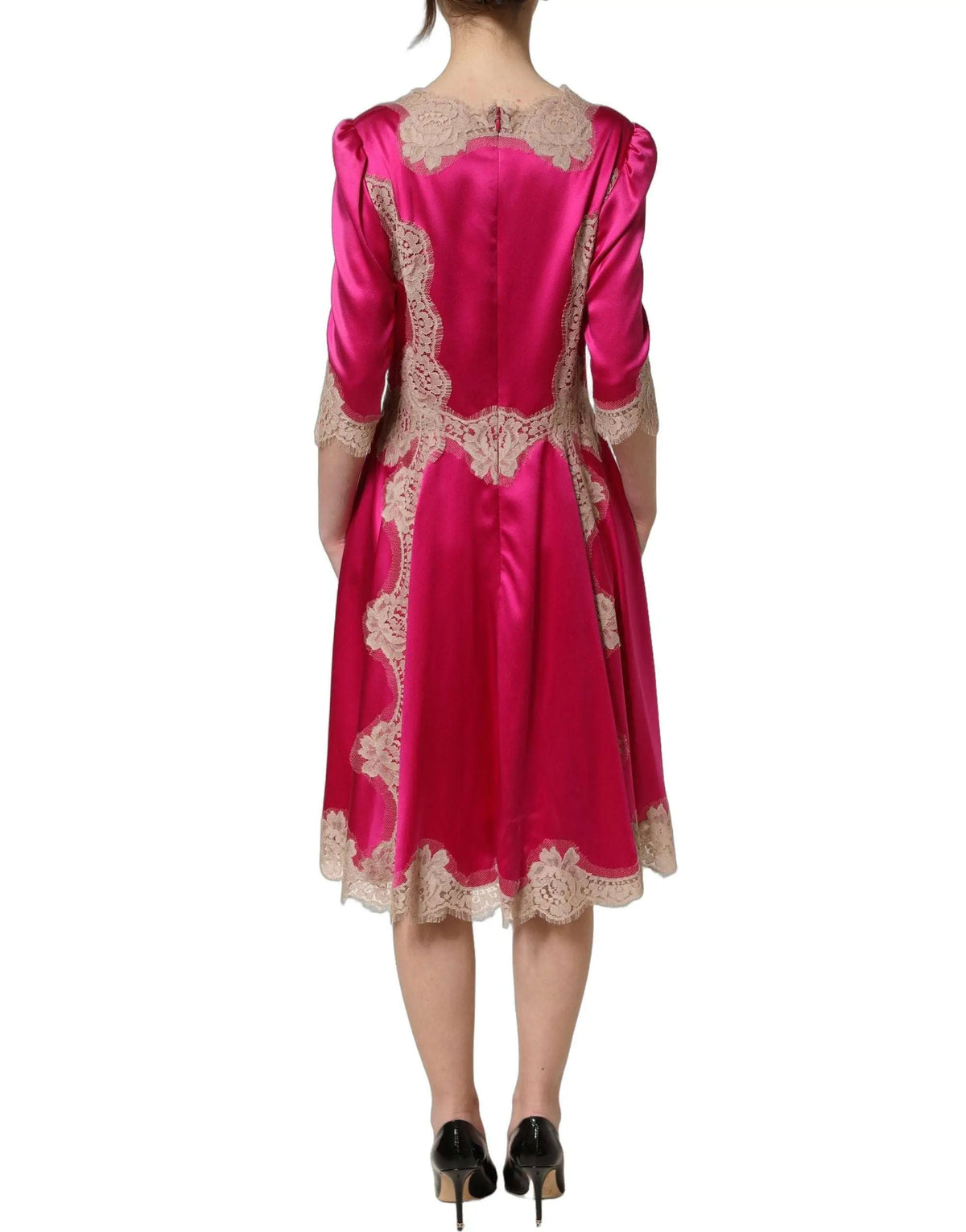 Robe midi fuchsia dolce & gabbana en satin avec détail de dentelle beige délicate au col, manches et ourlet