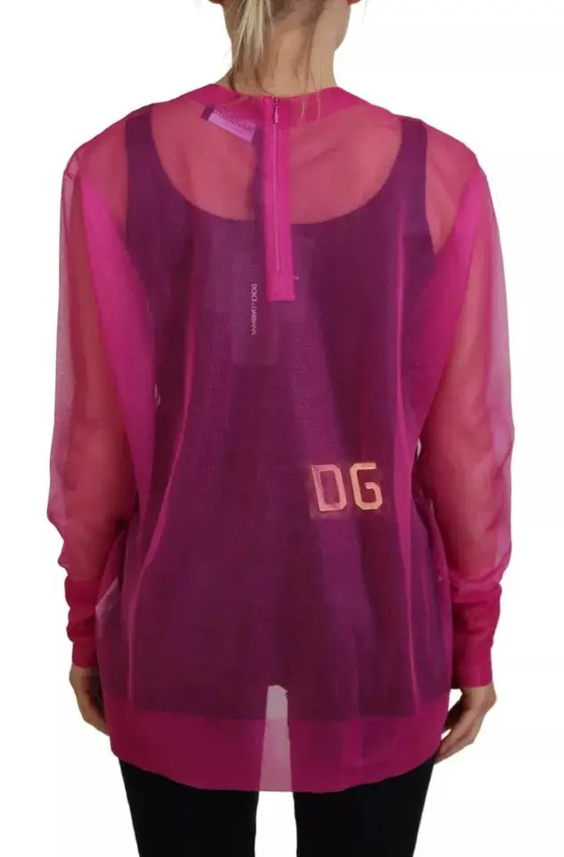 Vue arrière d un pull en polyester fuchsia dolce gabbana avec top en mesh rose et logo dg blanc manches longues fermeture éclair centrale