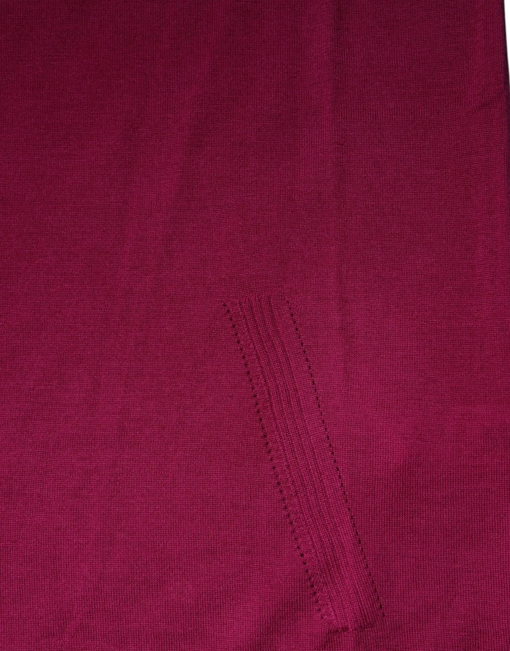 Gros plan sur un pull col roulé fuchsia en laine dolce & gabbana avec couture côtelée visible sur le bord
