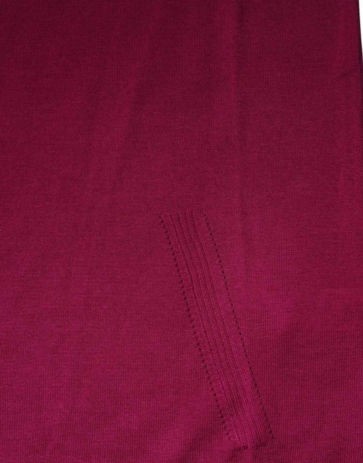 Gros plan sur un pull col roulé fuchsia en laine dolce & gabbana avec couture côtelée visible sur le bord