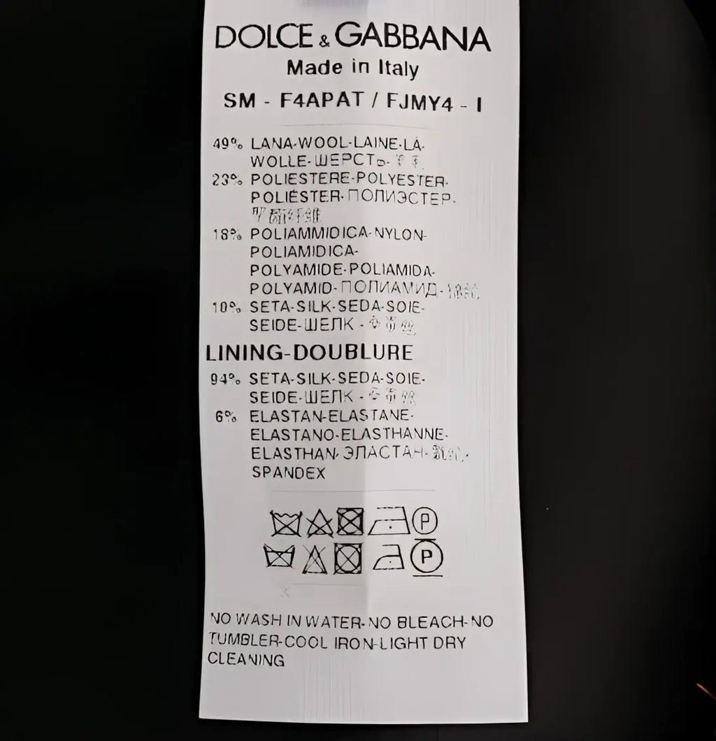 Étiquette d’entretien blanche dolce & gabbana avec texte noir indiquant la composition et lavage de jupe mini dorée noire