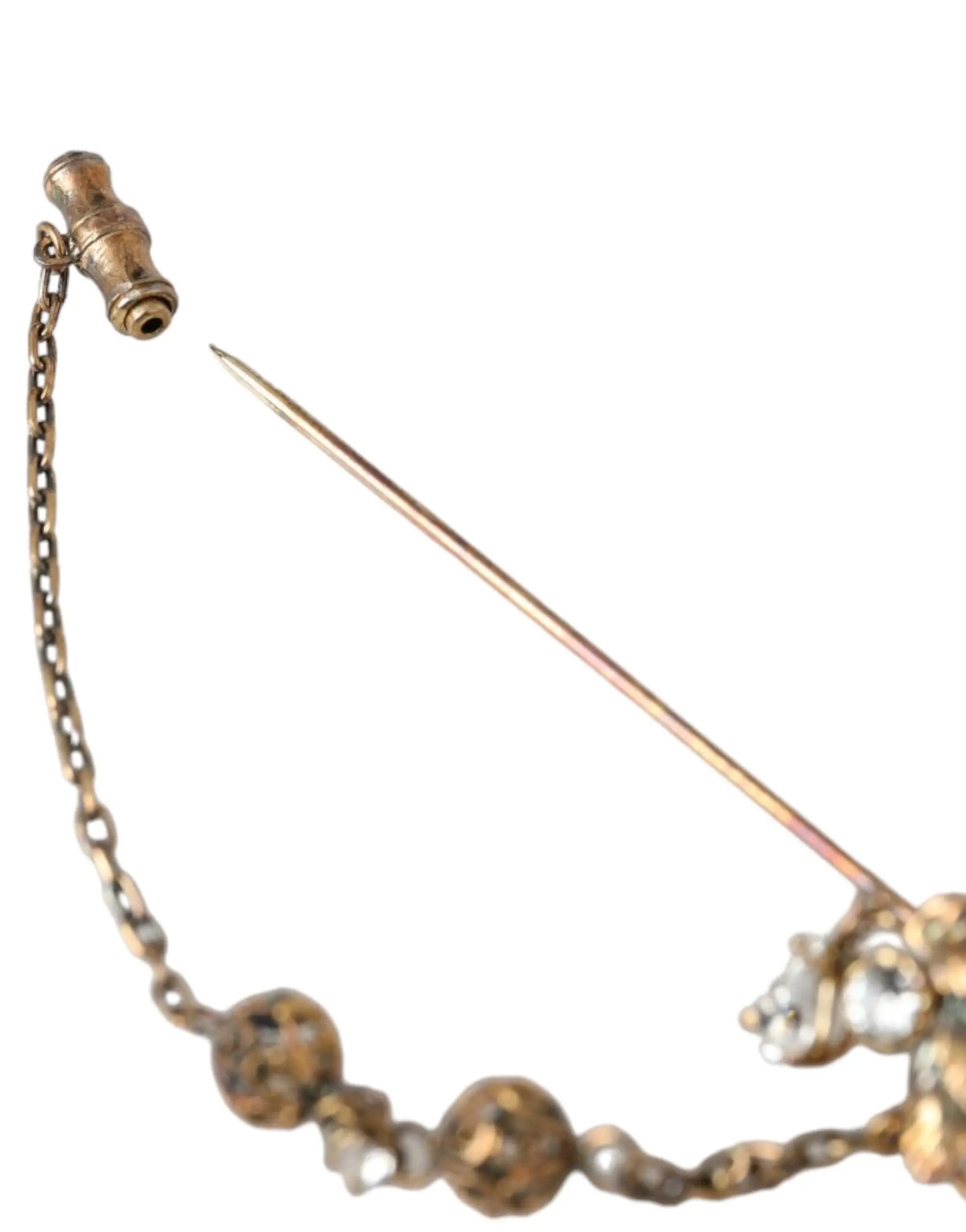 Broche dolce & gabbana en laiton doré avec chaîne délicate, perles ornées et pierres claires étincelantes en argent 925 sterling