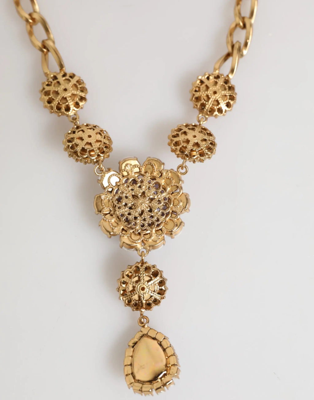 Collier dolce & gabbana en laiton doré avec pendentifs floraux ouverts et goutte en cristal perle violet sur chaîne épaisse