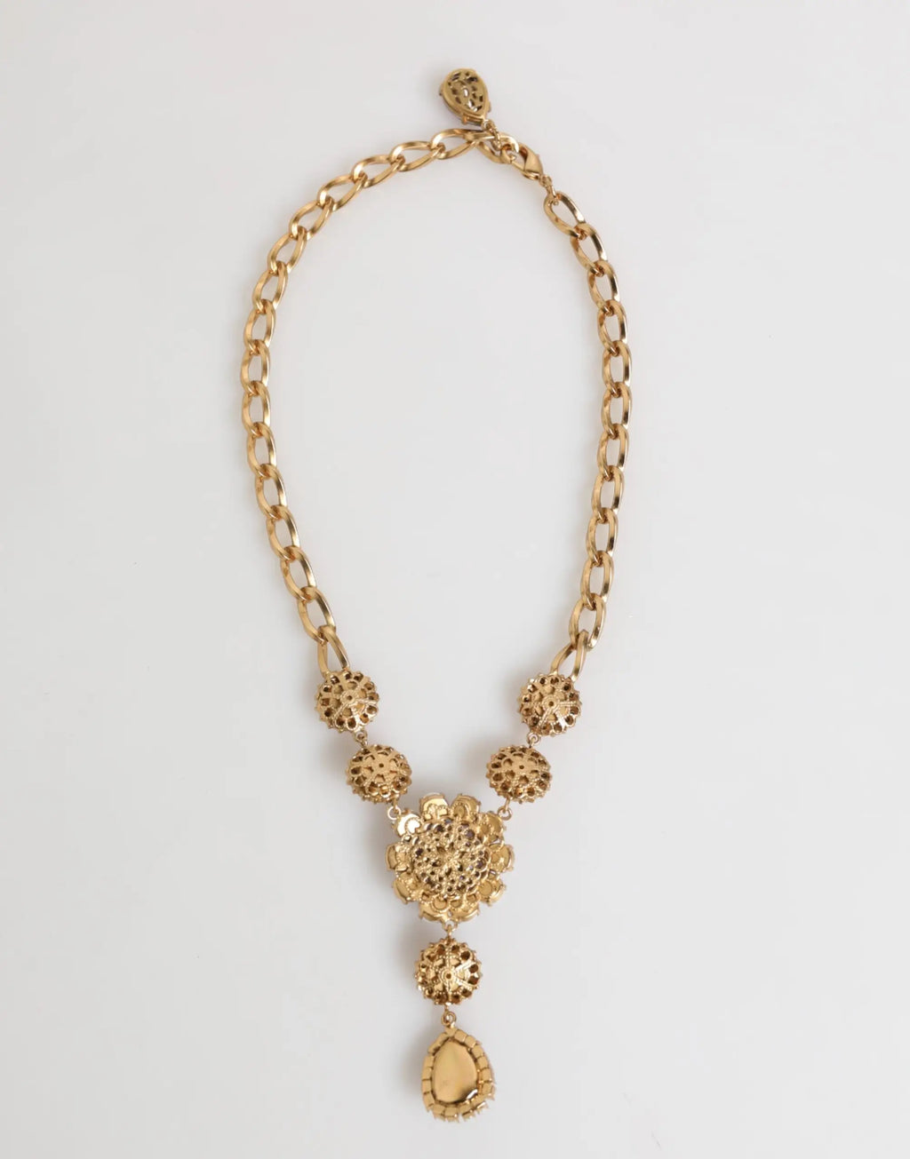 Collier dolce & gabbana en laiton doré avec pendentif floral orné superposé et centre goutte pendante en cristal
